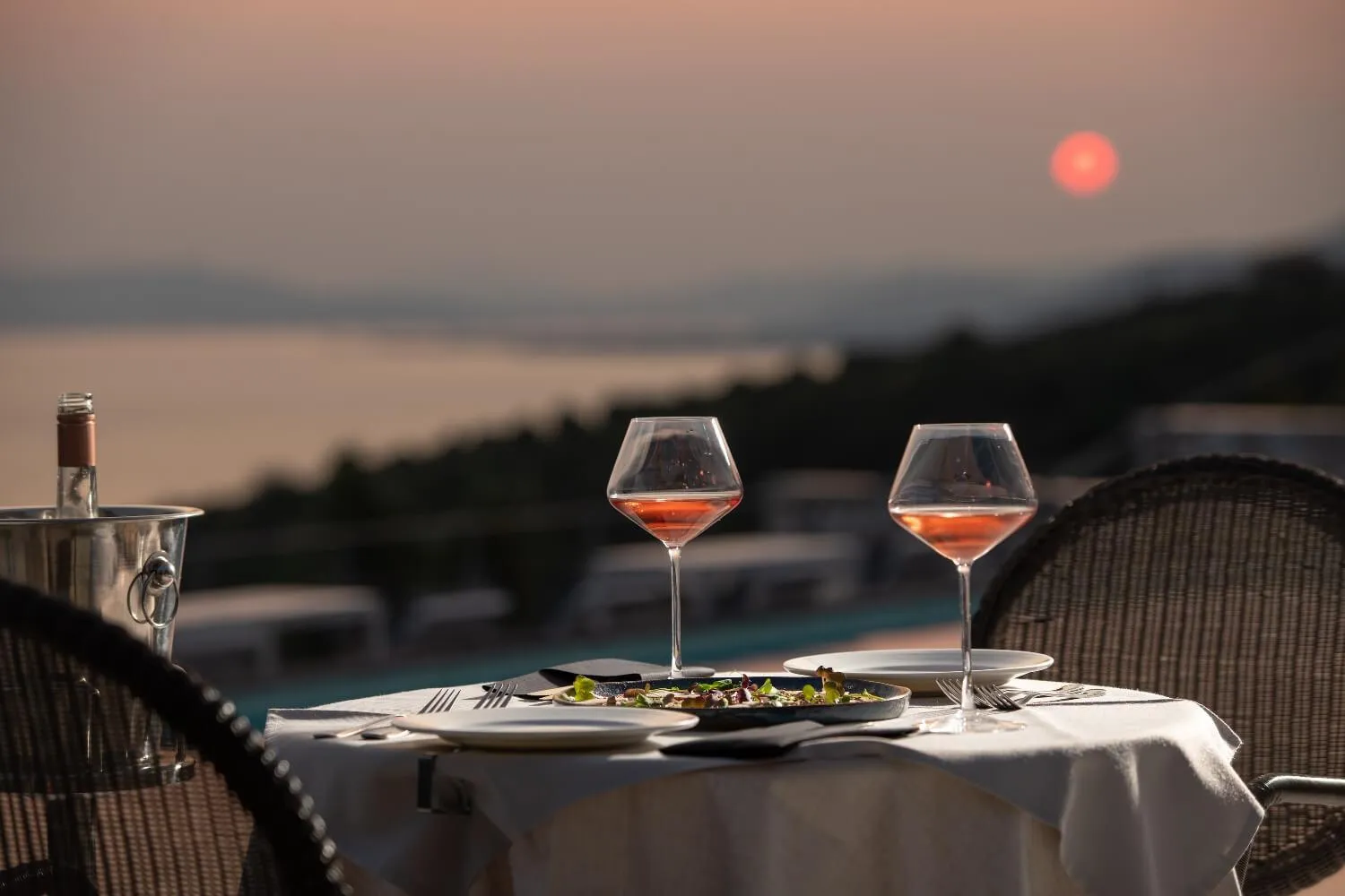 Restaurant/places to eat in Karavia Lux Inn