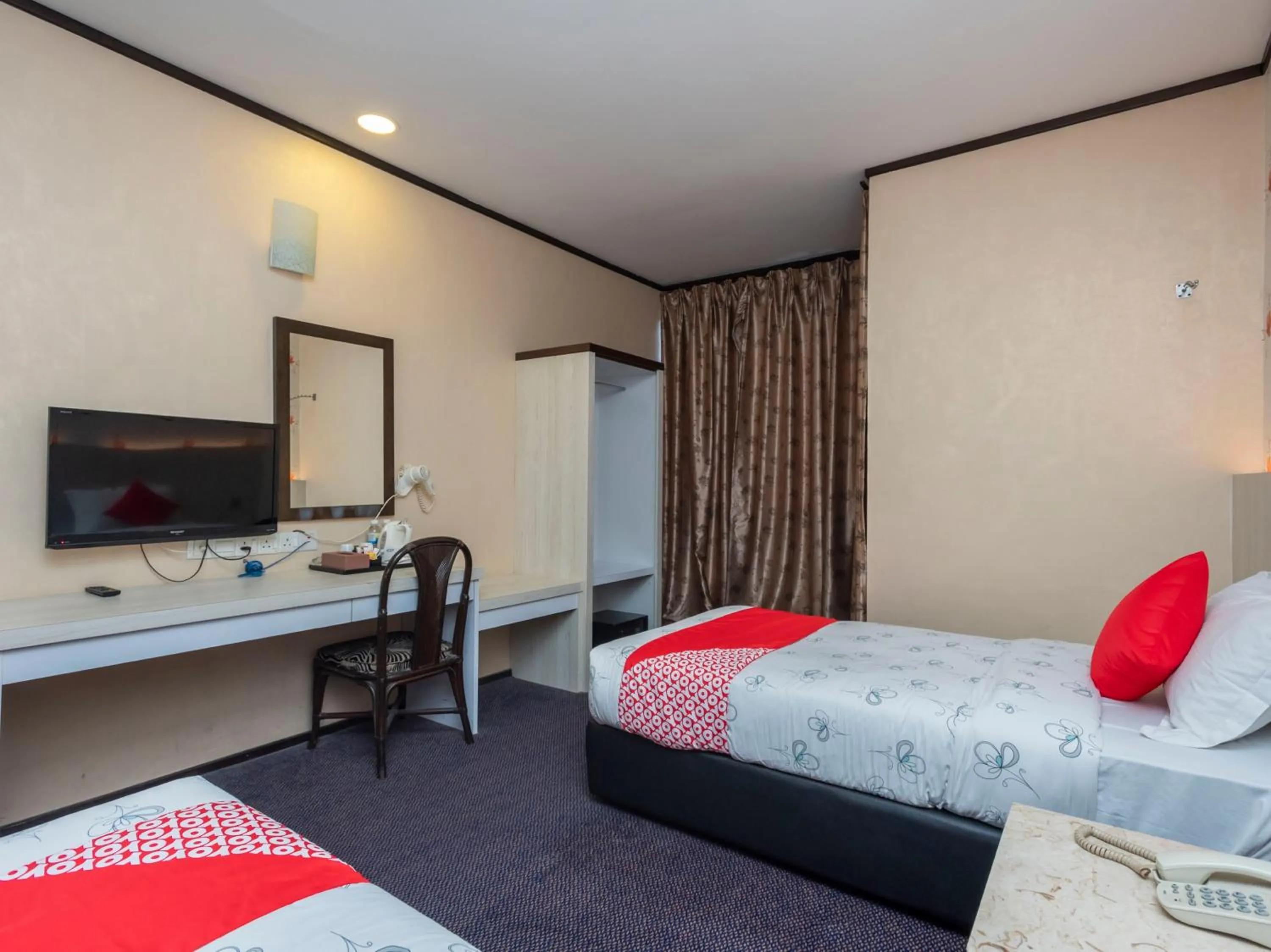 Bedroom, TV/Entertainment Center in Hotel Suan Bee Sutera