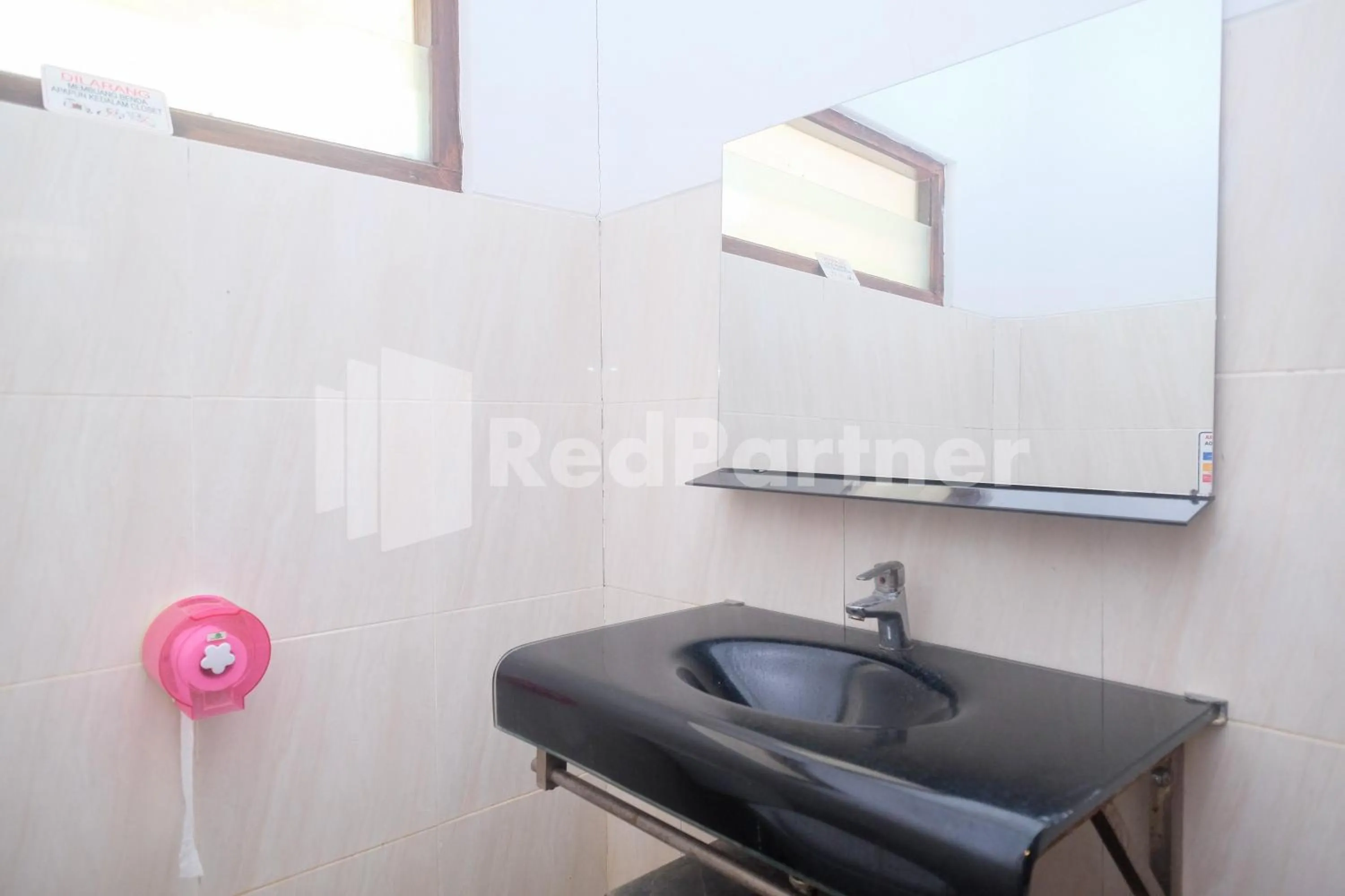 Bathroom in Kebon Krapyak Cottage Syariah Mitra RedDoorz near Stadion Maguwoharjo