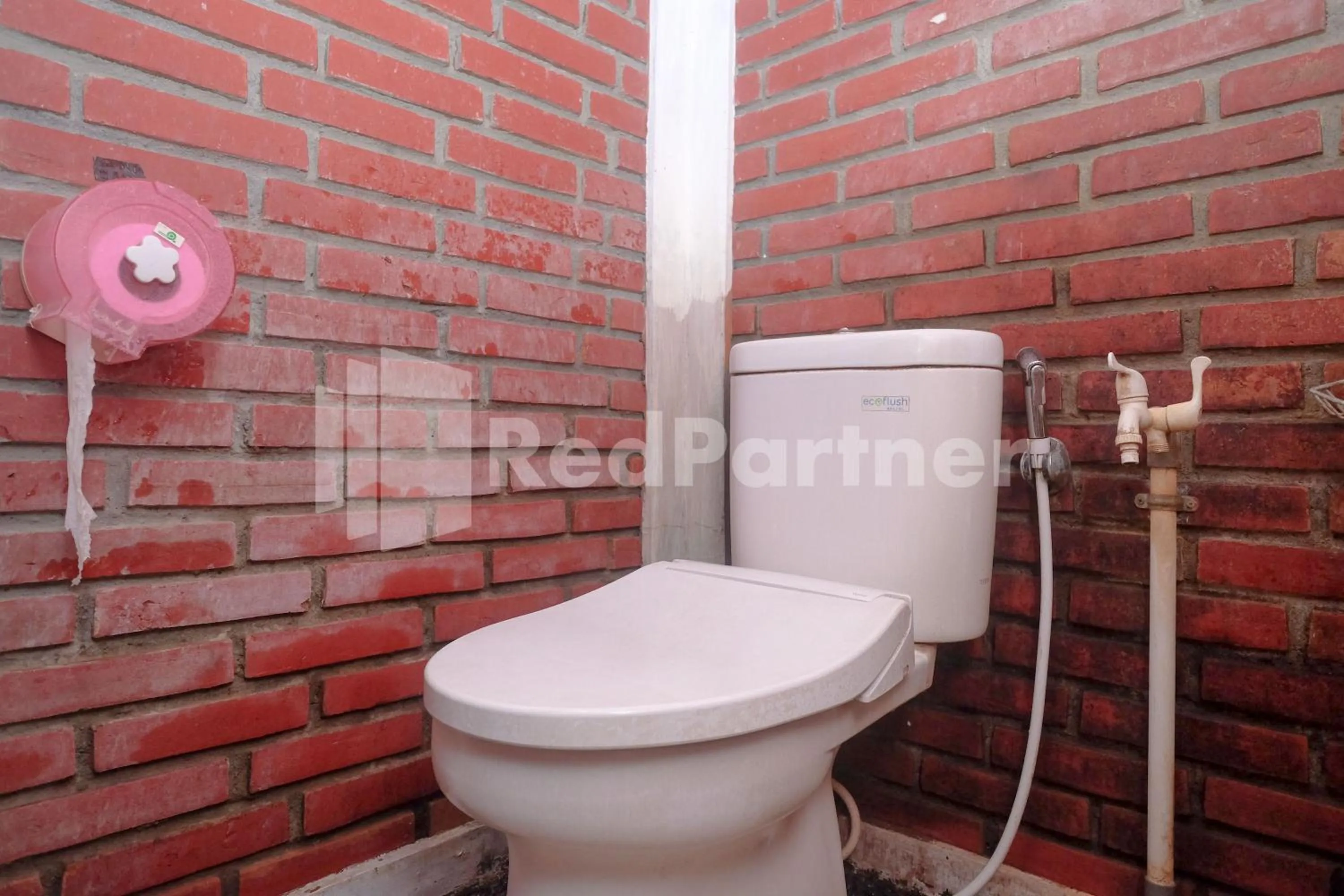 Bathroom in Kebon Krapyak Cottage Syariah Mitra RedDoorz near Stadion Maguwoharjo