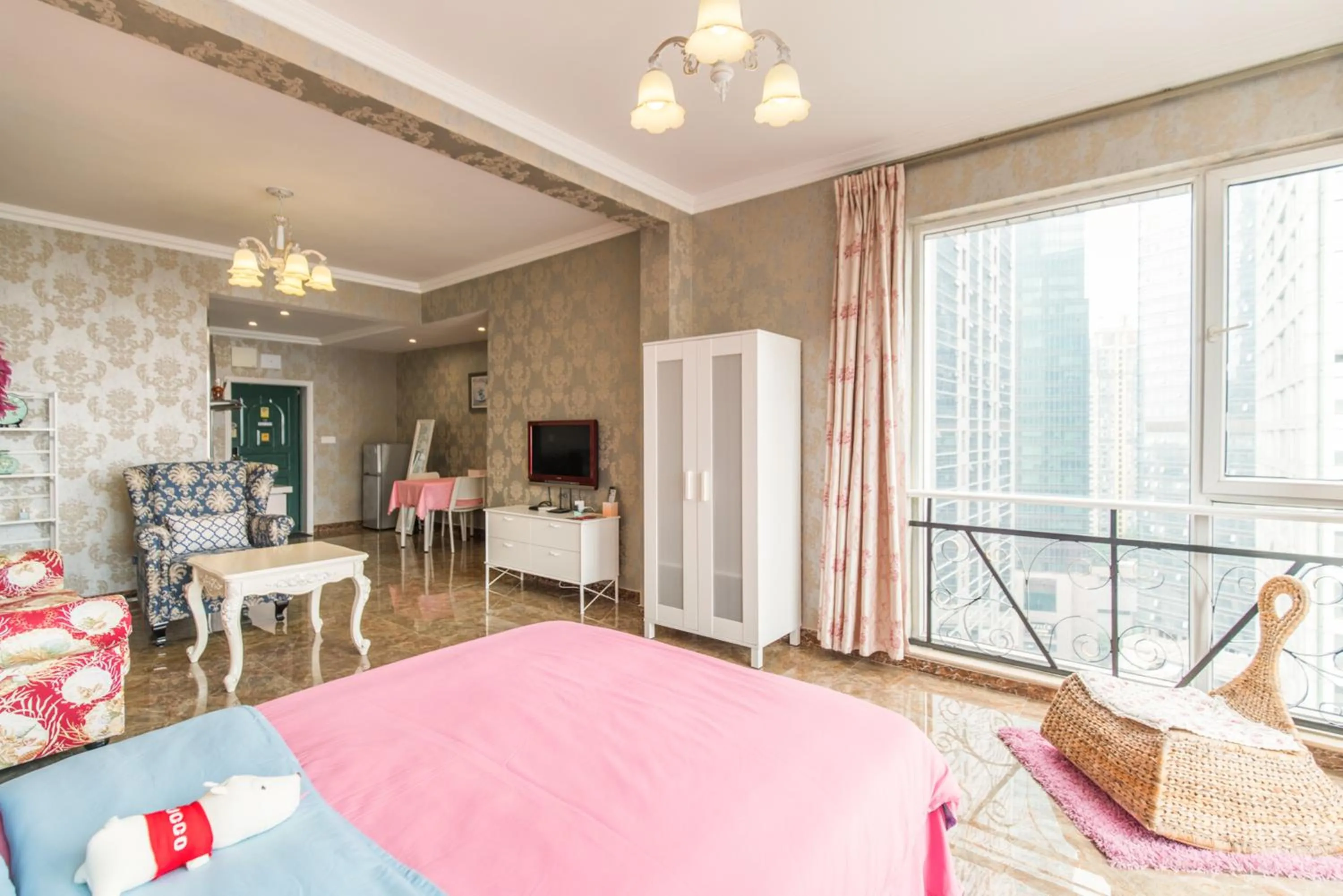 Living room, Bed in Xus Residential Apartment Near Jiefangbei and Hongya Cave In The City Centre