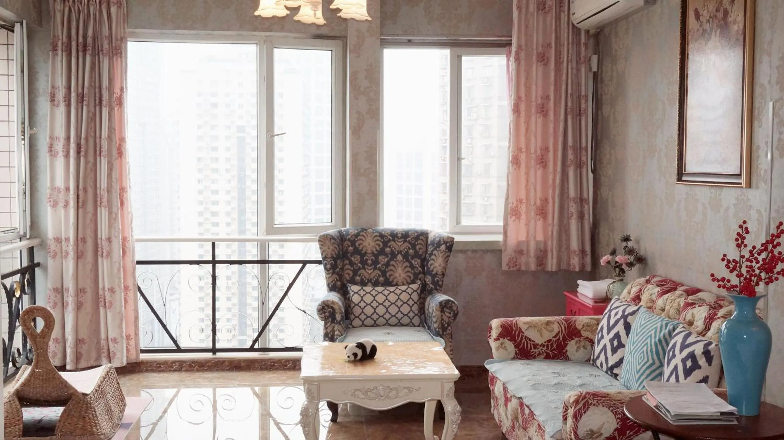 Seating area in Xus Residential Apartment Near Jiefangbei and Hongya Cave In The City Centre