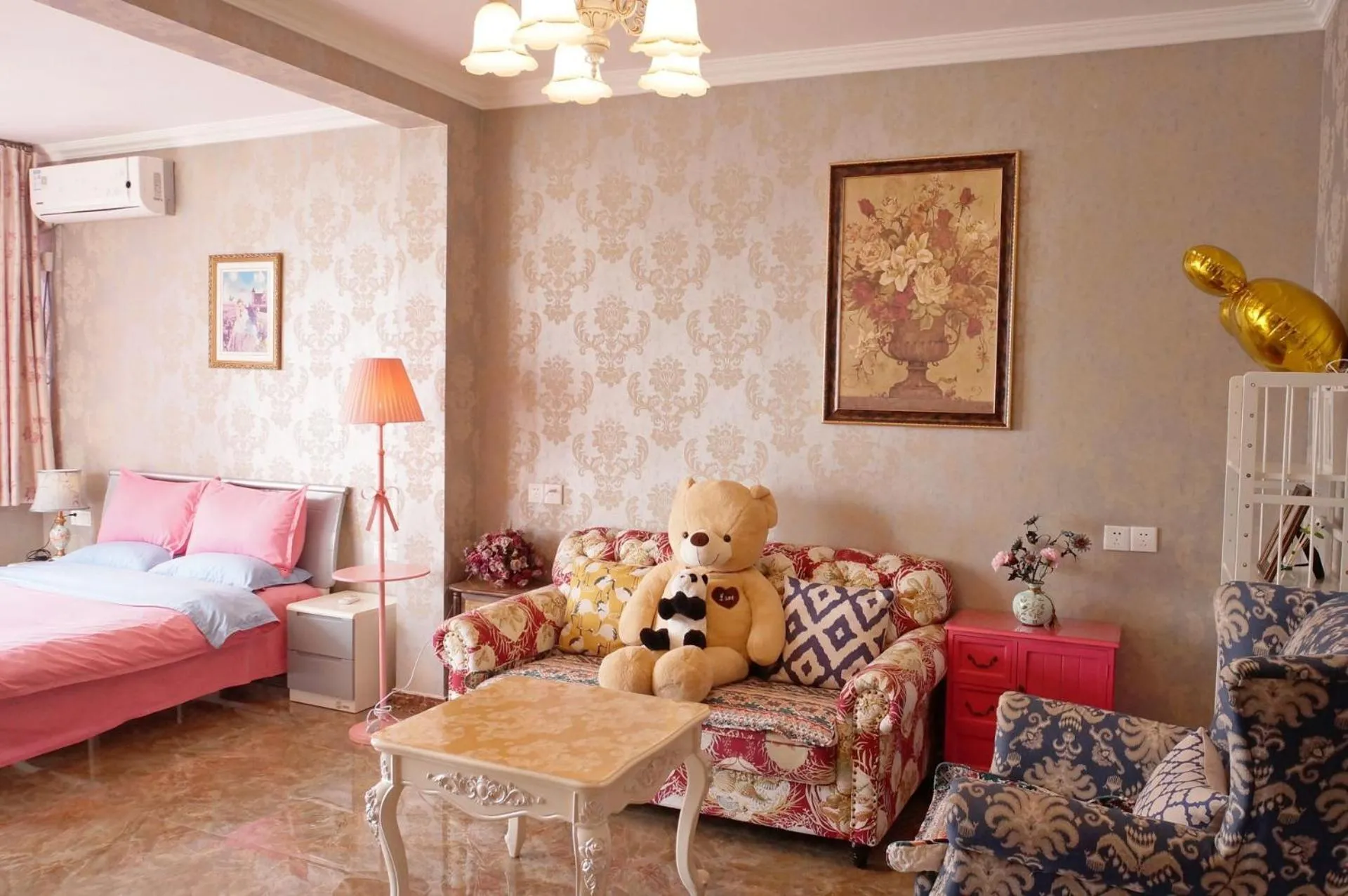 Living room, Bed in Xus Residential Apartment Near Jiefangbei and Hongya Cave In The City Centre
