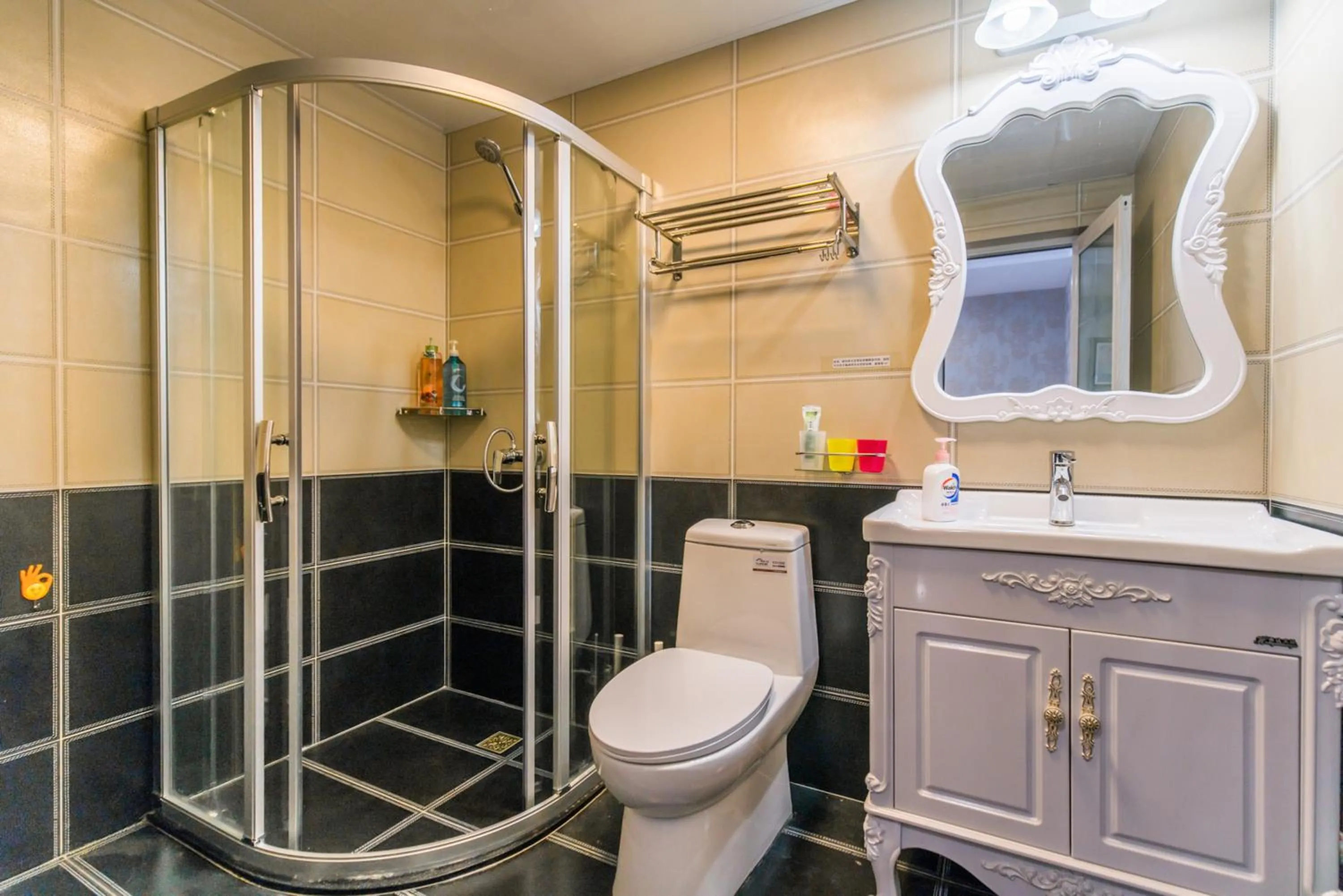 Shower in Xus Residential Apartment Near Jiefangbei and Hongya Cave In The City Centre