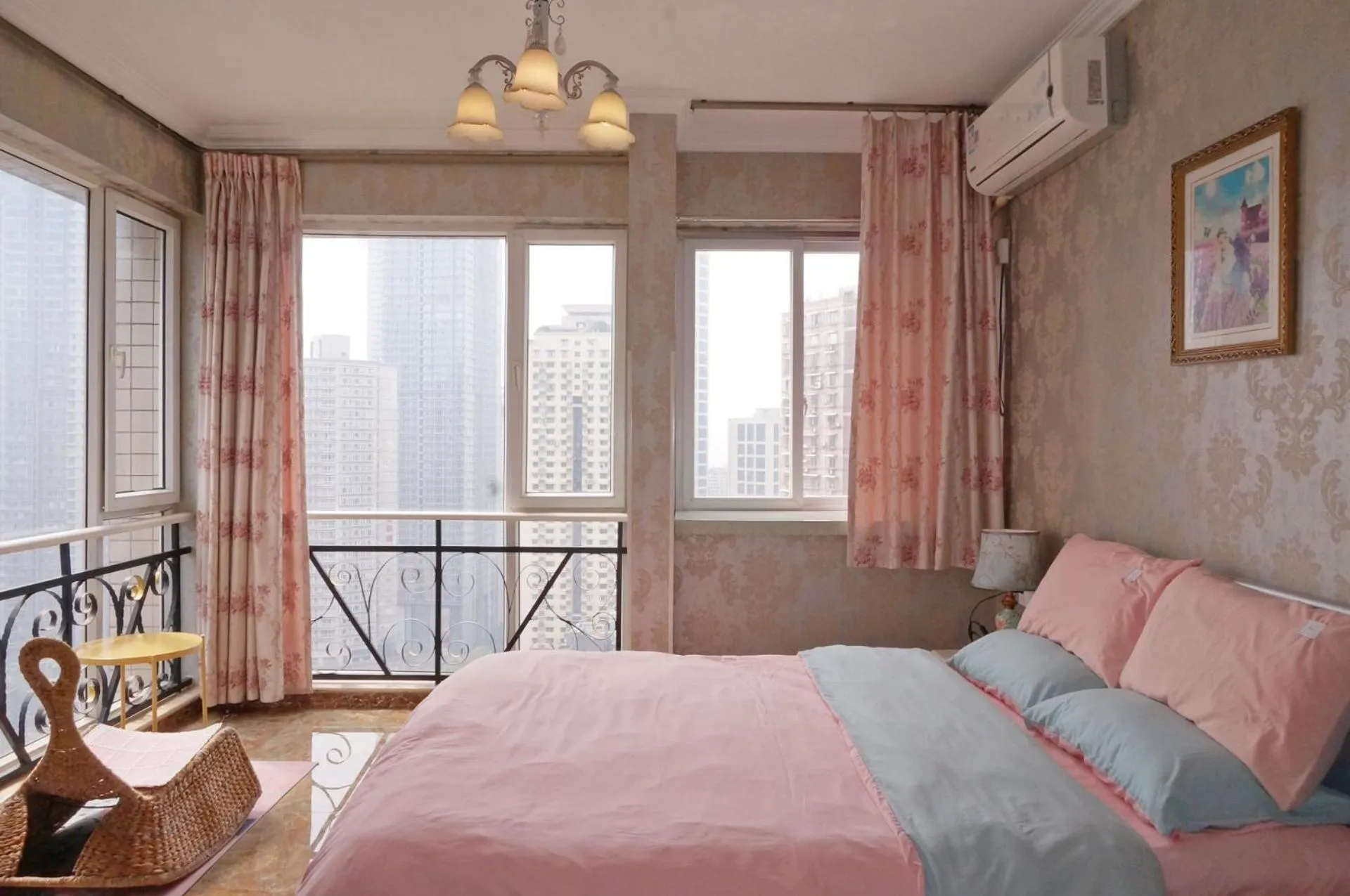 Bed in Xus Residential Apartment Near Jiefangbei and Hongya Cave In The City Centre