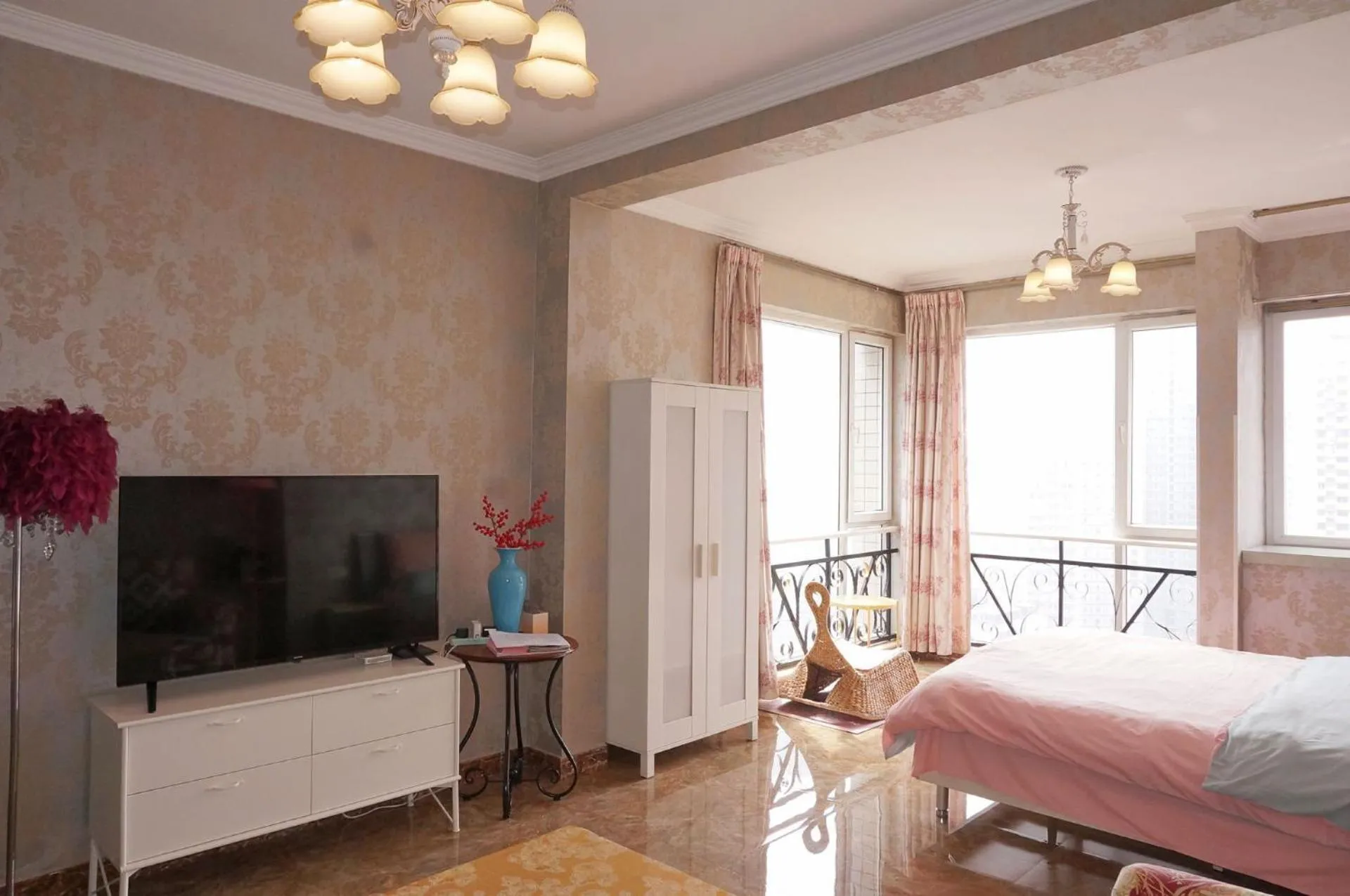 Living room, Bed in Xus Residential Apartment Near Jiefangbei and Hongya Cave In The City Centre