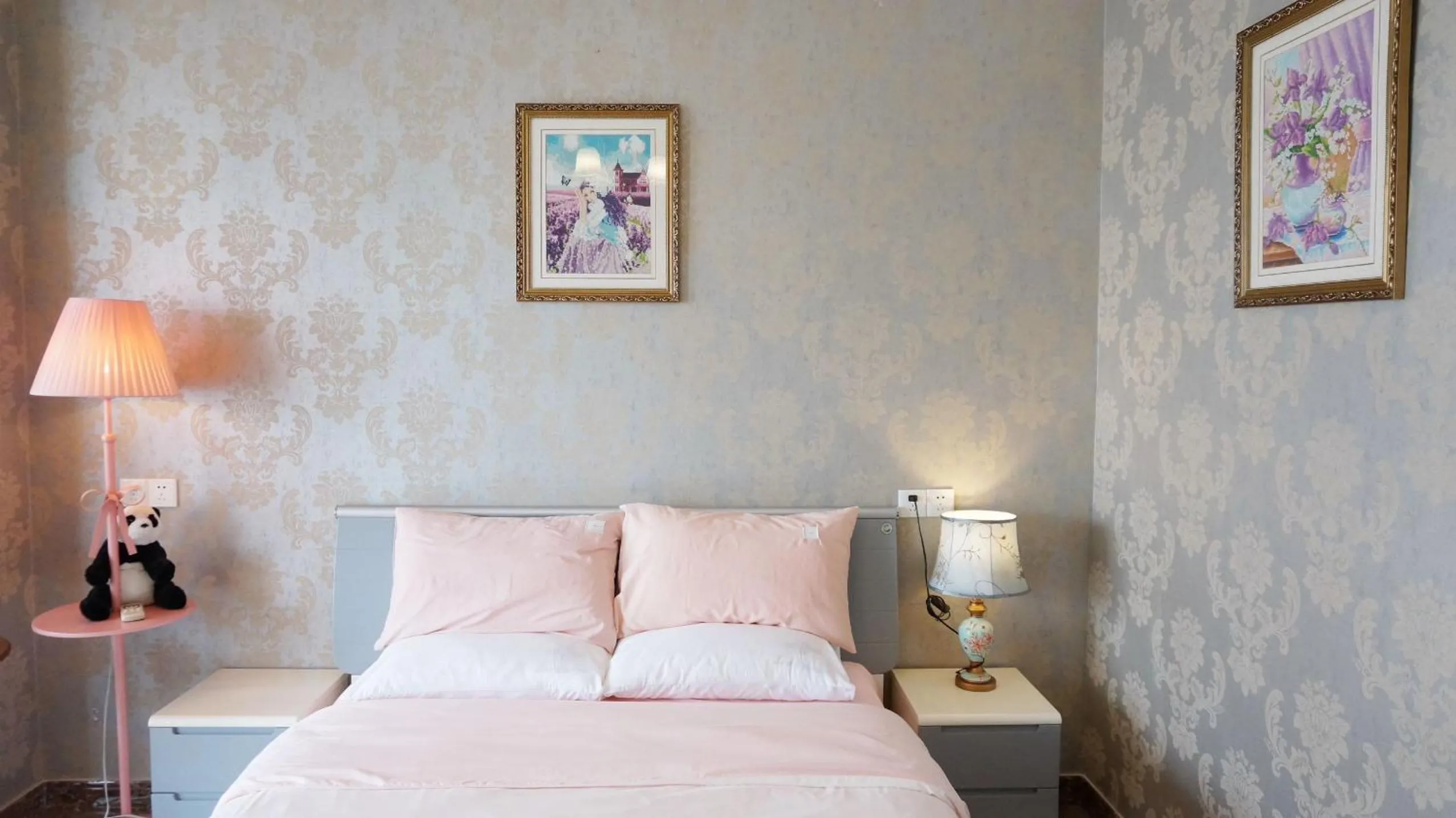 Bed in Xus Residential Apartment Near Jiefangbei and Hongya Cave In The City Centre