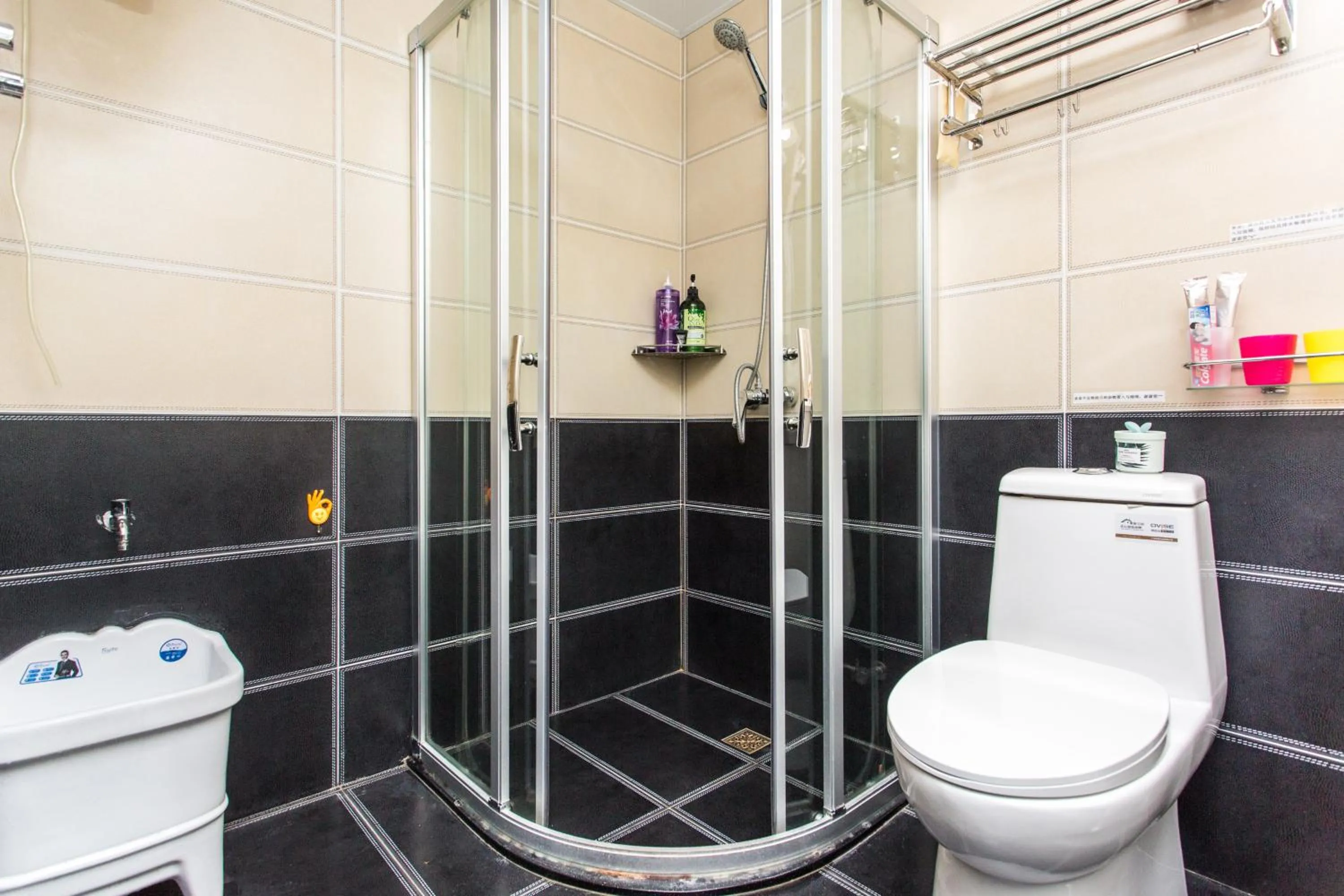 Shower in Xus Residential Apartment Near Jiefangbei and Hongya Cave In The City Centre