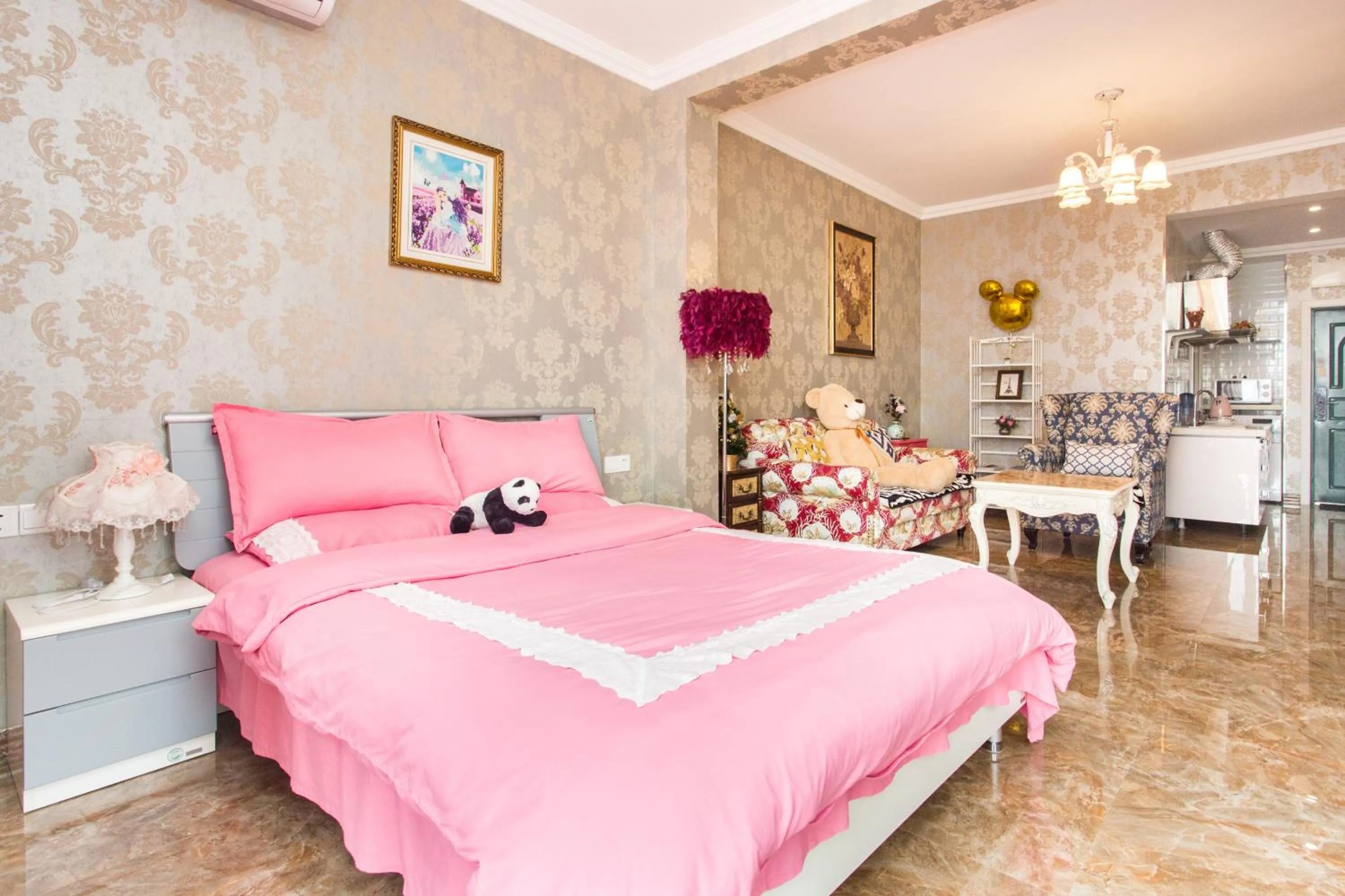 Bed in Xus Residential Apartment Near Jiefangbei and Hongya Cave In The City Centre