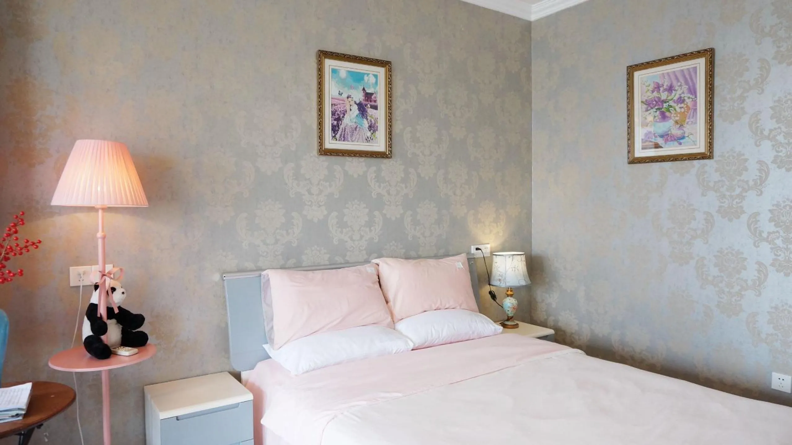 Bed in Xus Residential Apartment Near Jiefangbei and Hongya Cave In The City Centre