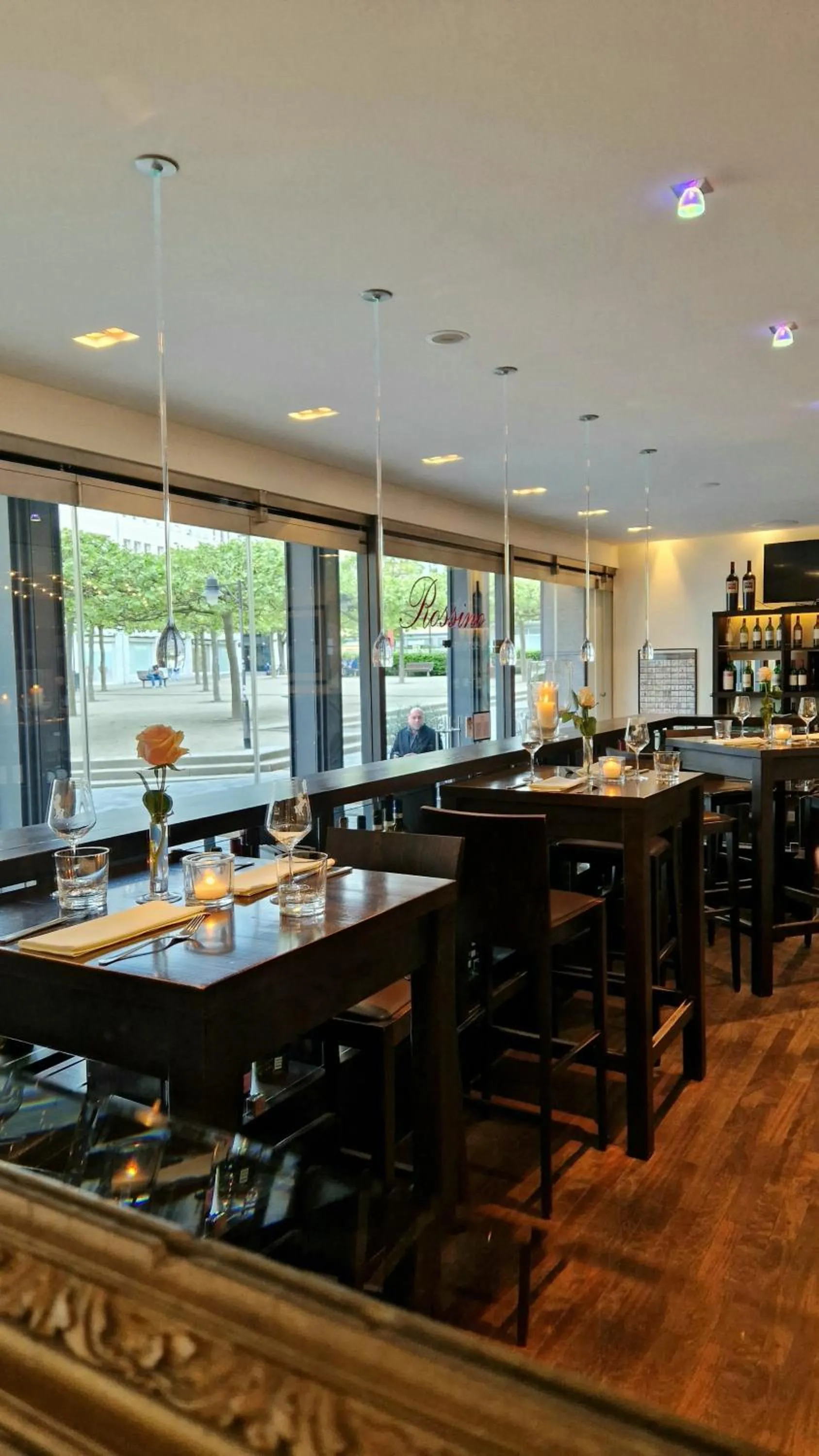 Restaurant/places to eat in Hotel Ross