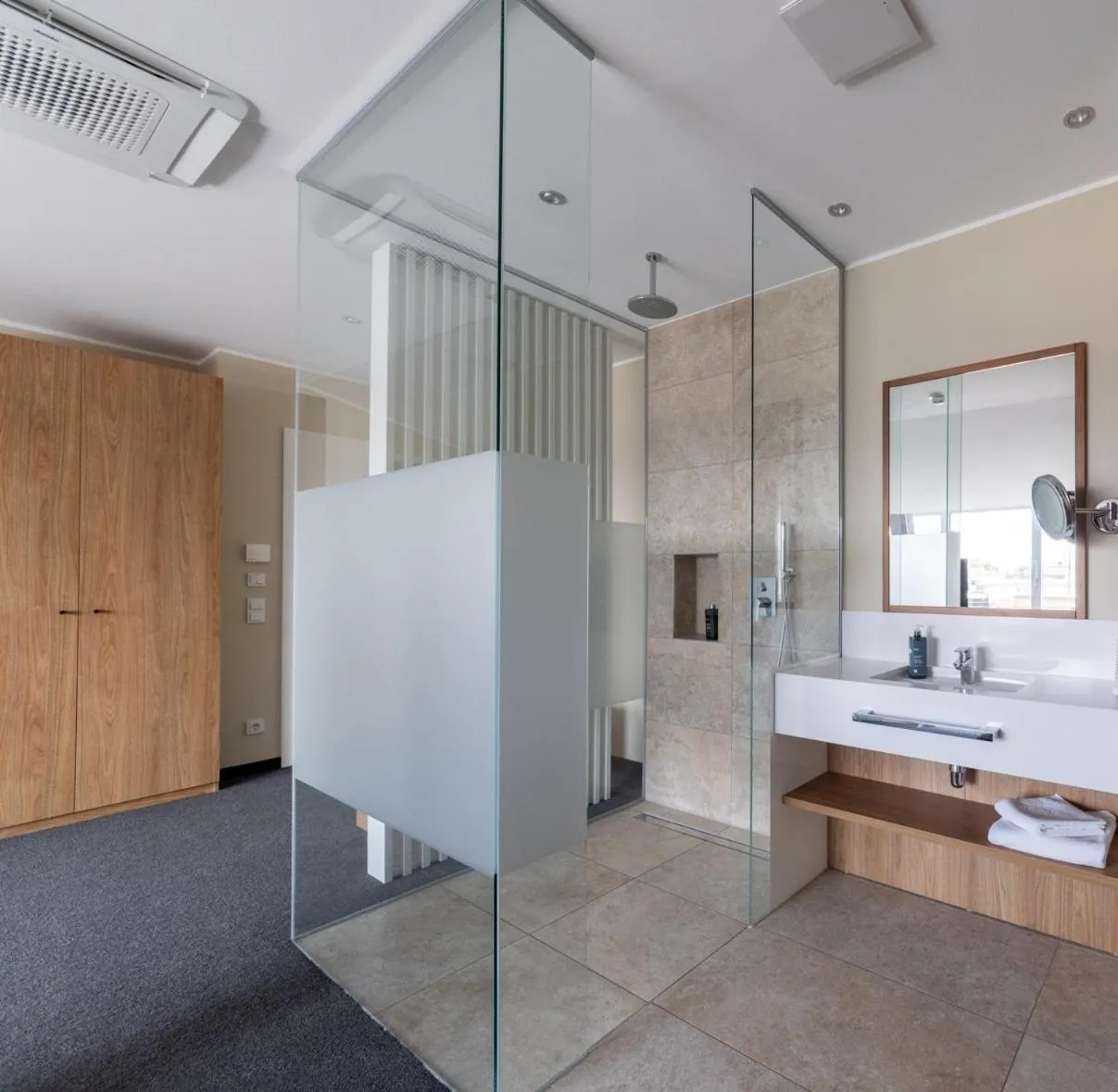 Shower in Hotel Ross