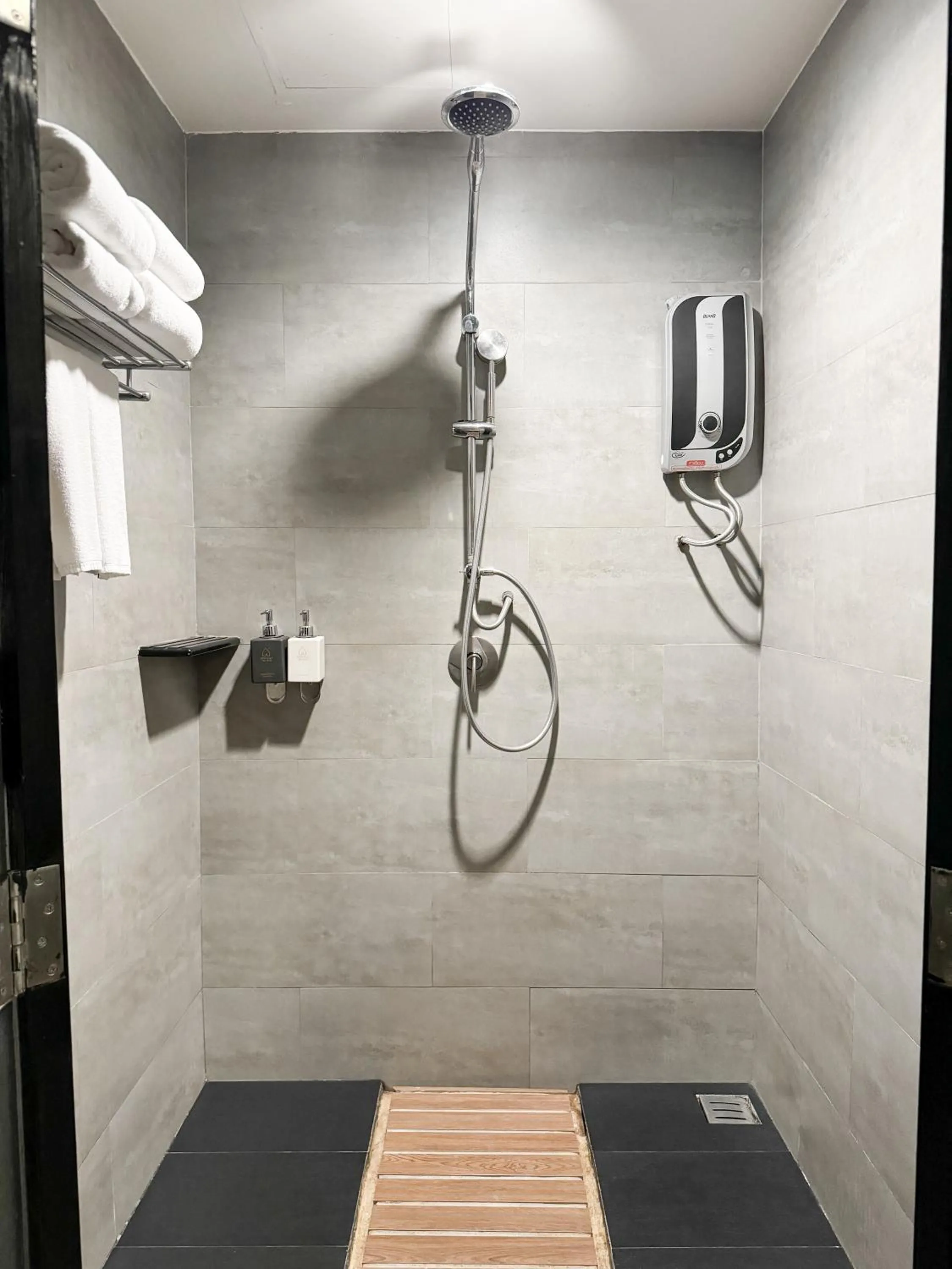 Shower in Amphawa Nanon Hotel