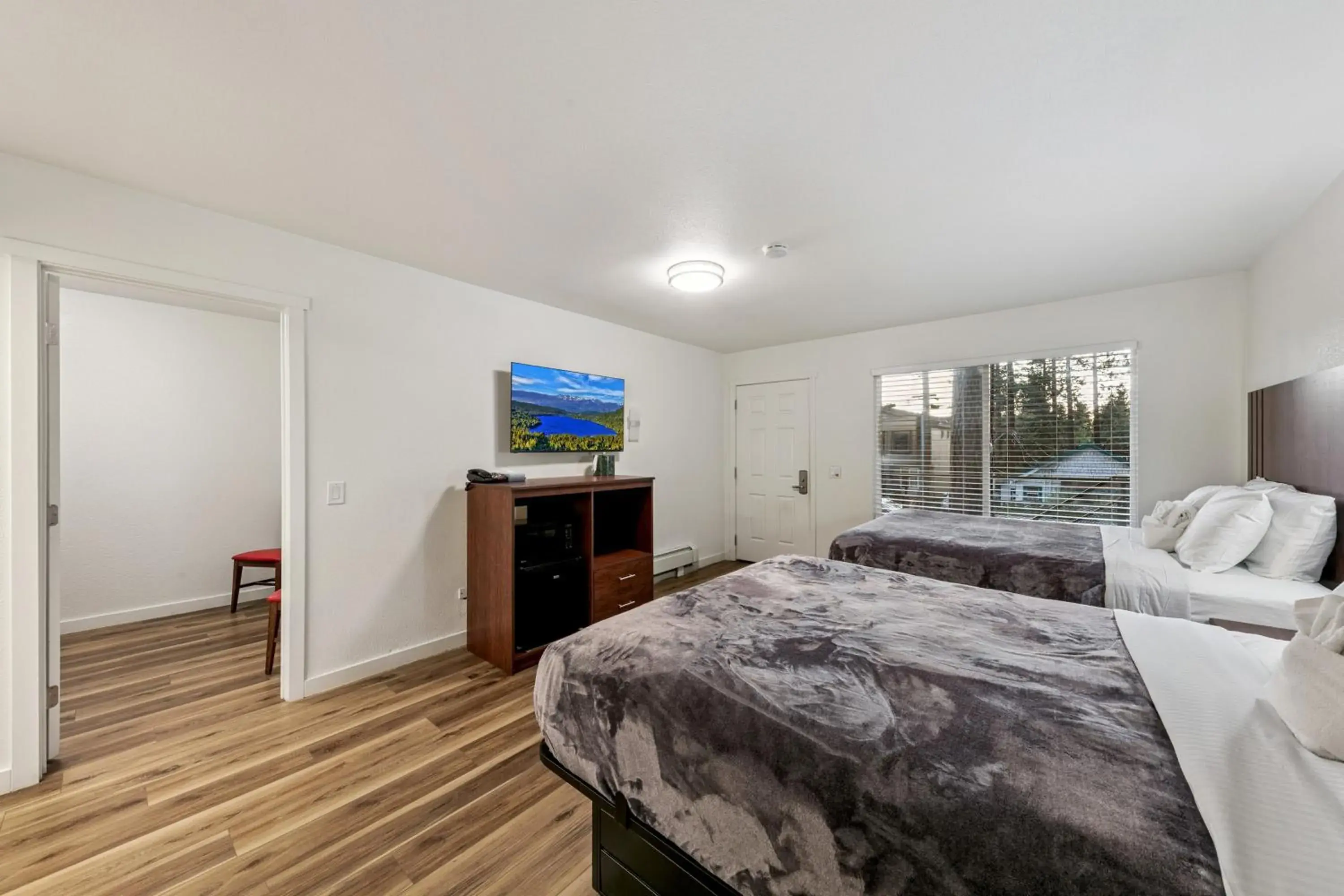Superior Queen Room with Two Queen Beds in Ambassador Lake Tahoe Superior Queen Room with Two Queen Beds in Ambassador Lake Tahoe