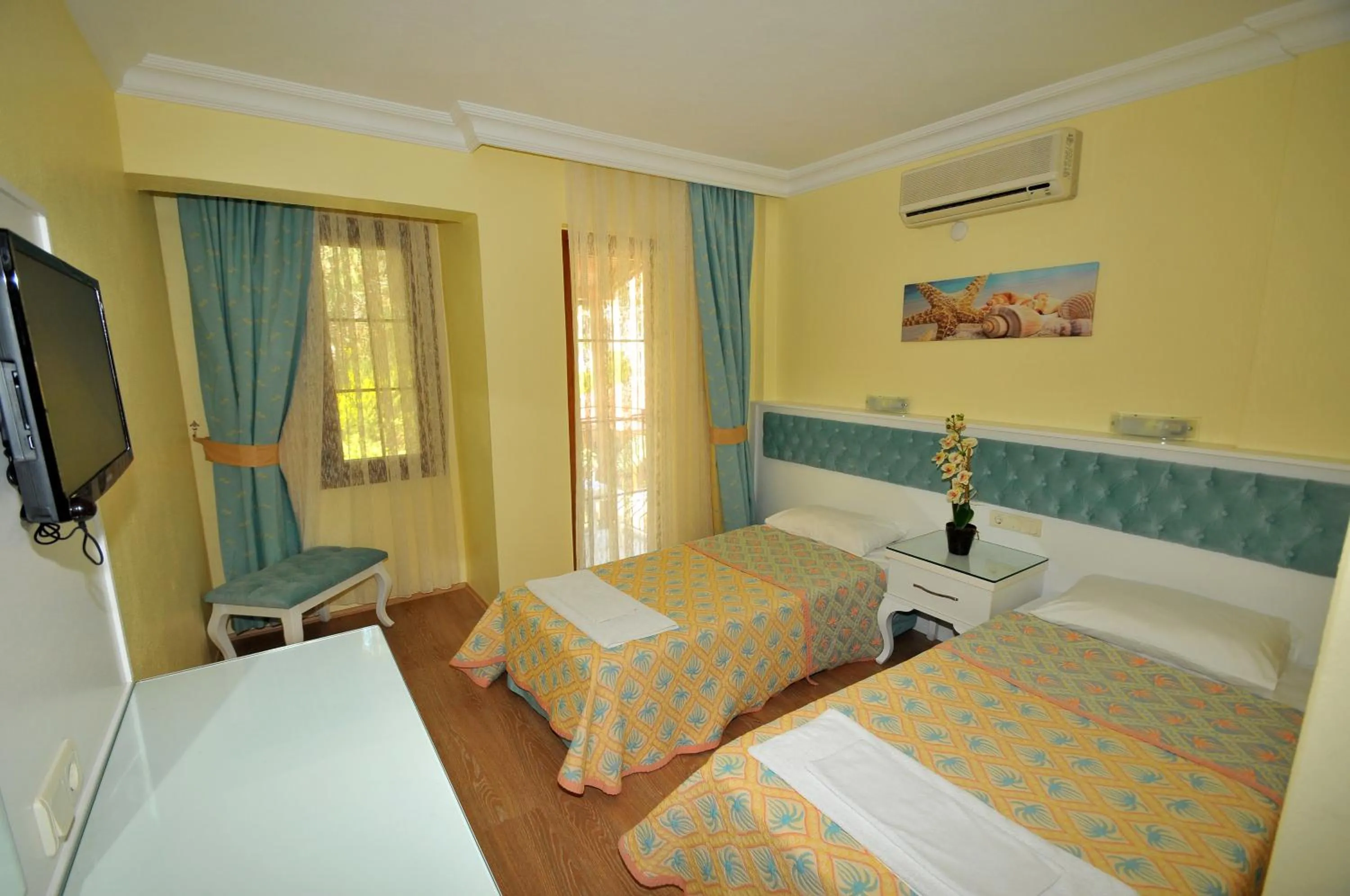 Photo of the whole room in İlkiz Beach Hotel