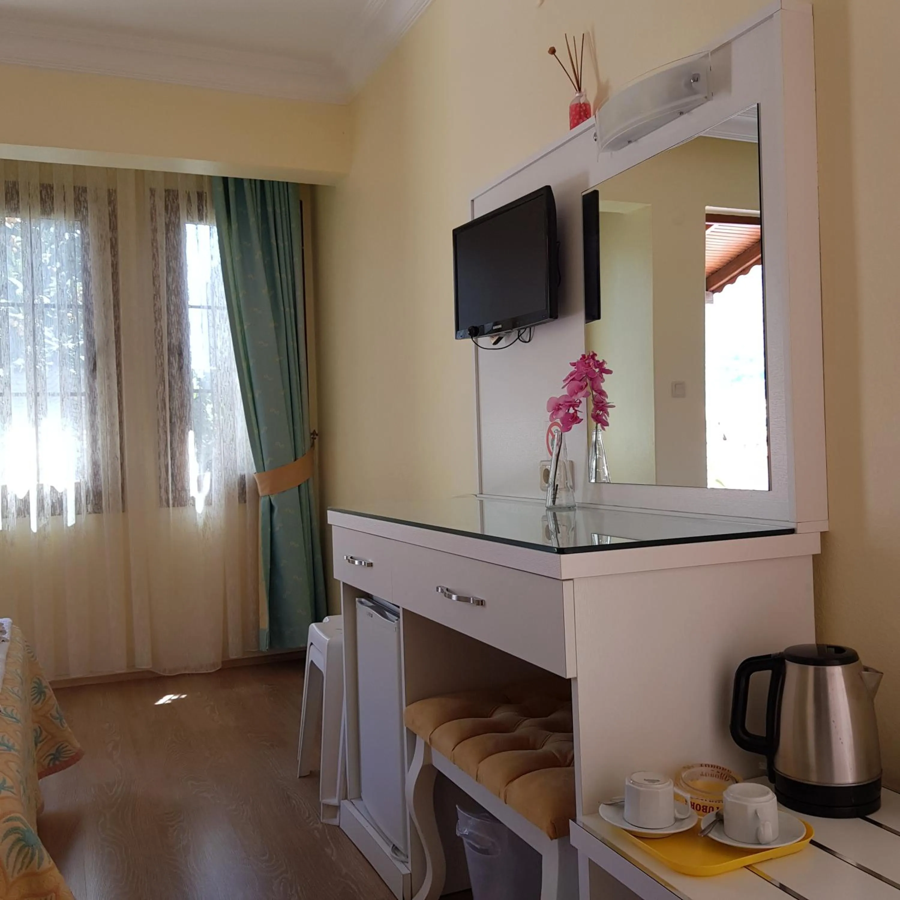 Coffee/tea facilities in İlkiz Beach Hotel