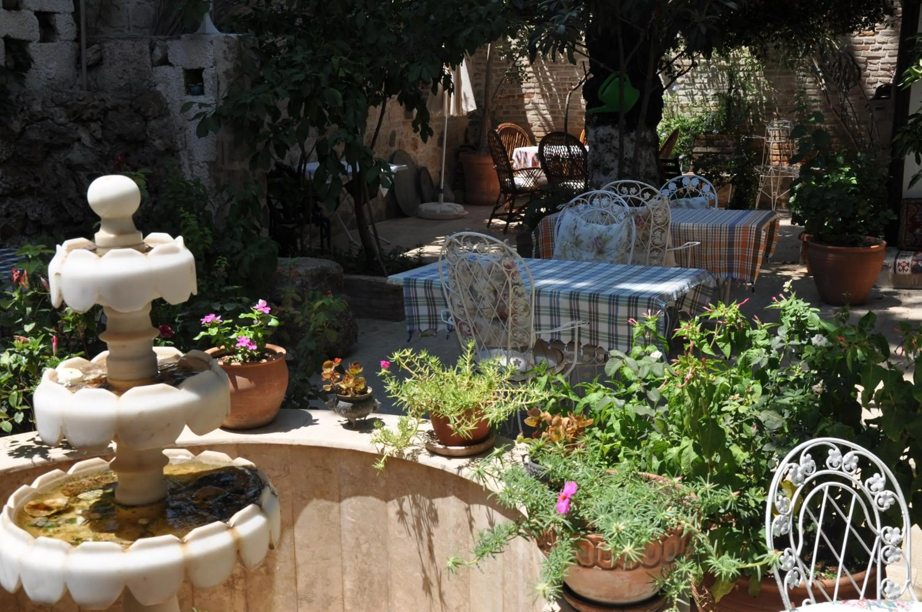 Restaurant/places to eat in Sibel Hotel