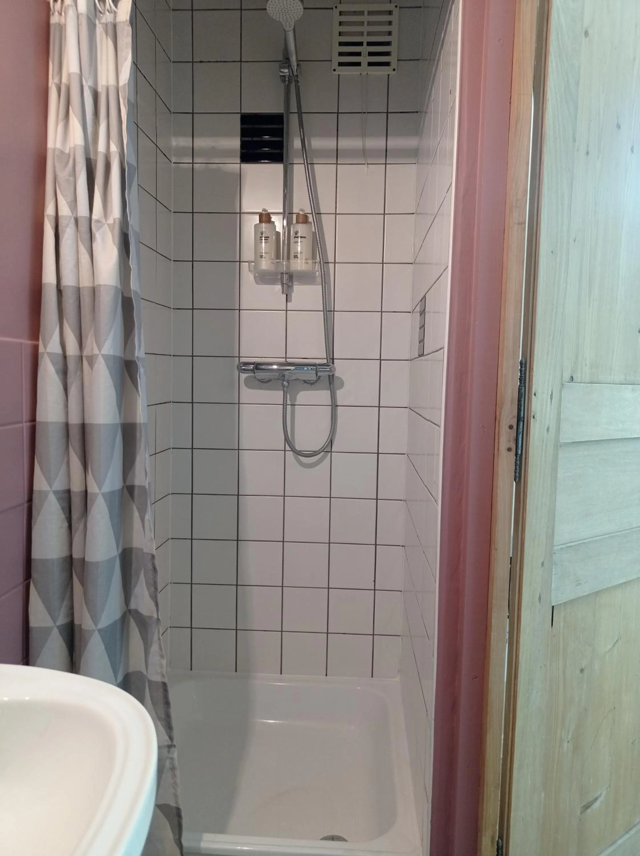 Shower in B&B Emma