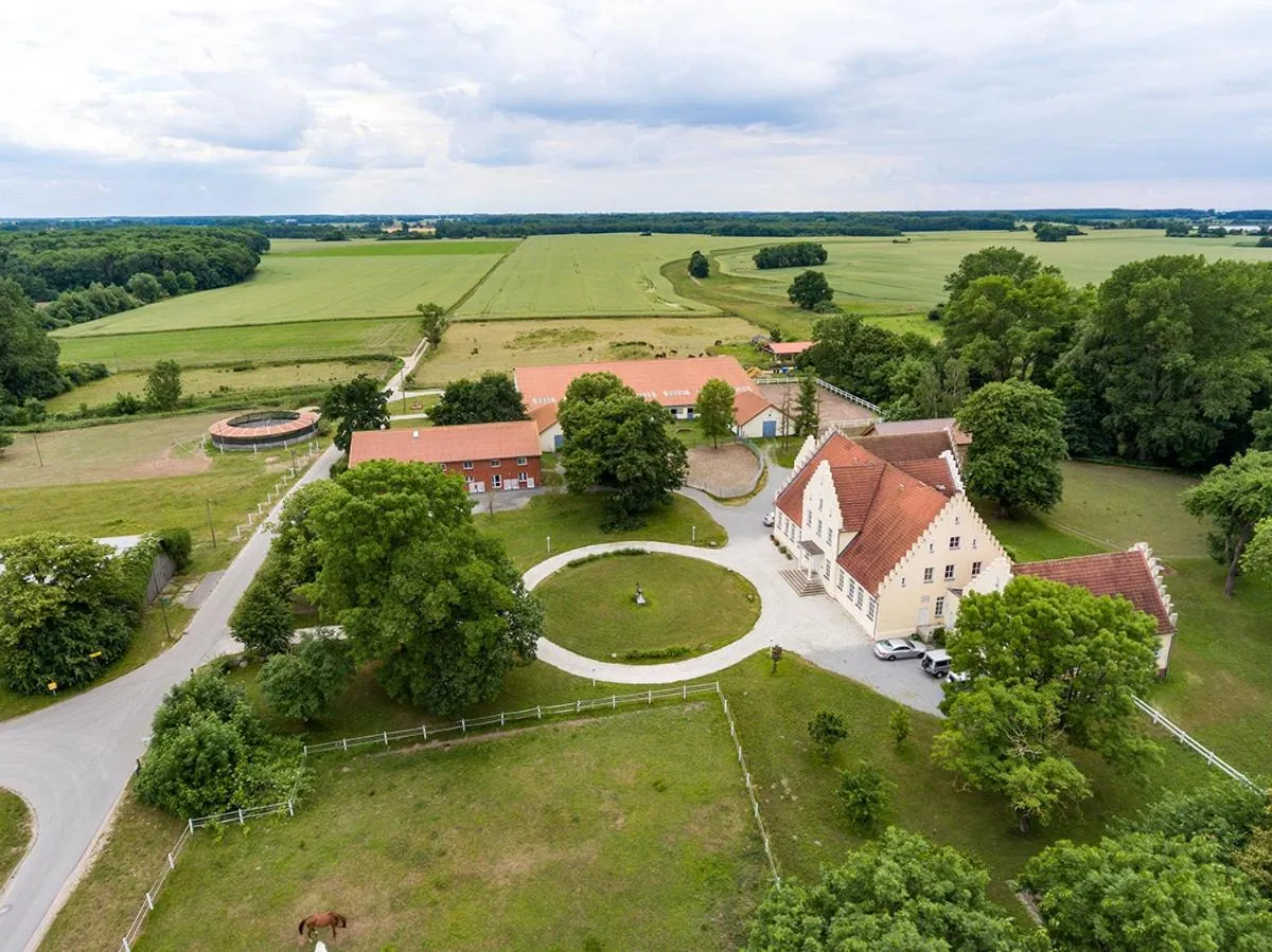 Property building in Boutiquehotel Gut Tribbevitz auf Rügen