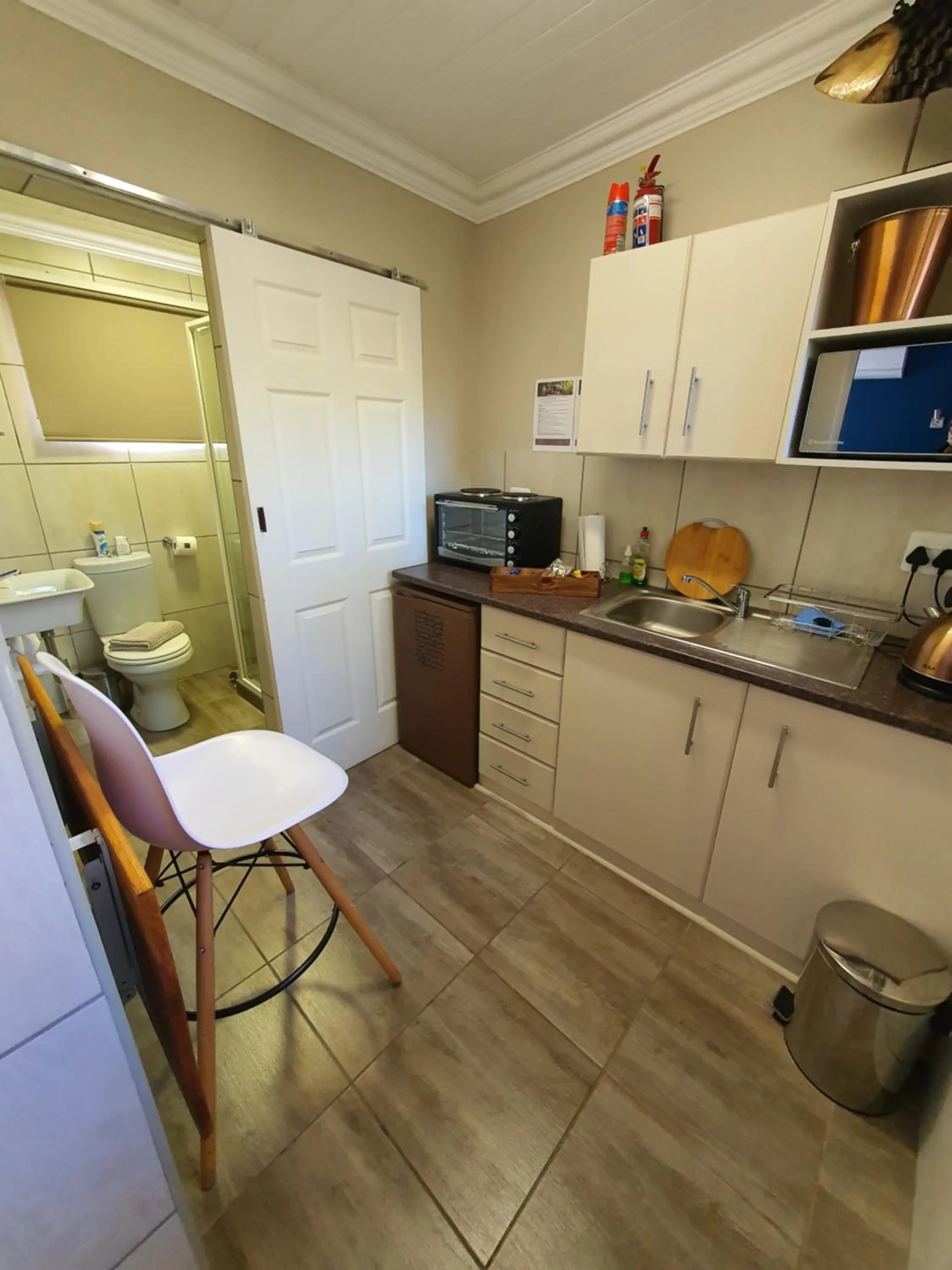 Kitchen or kitchenette in Rustic Forest Guest House