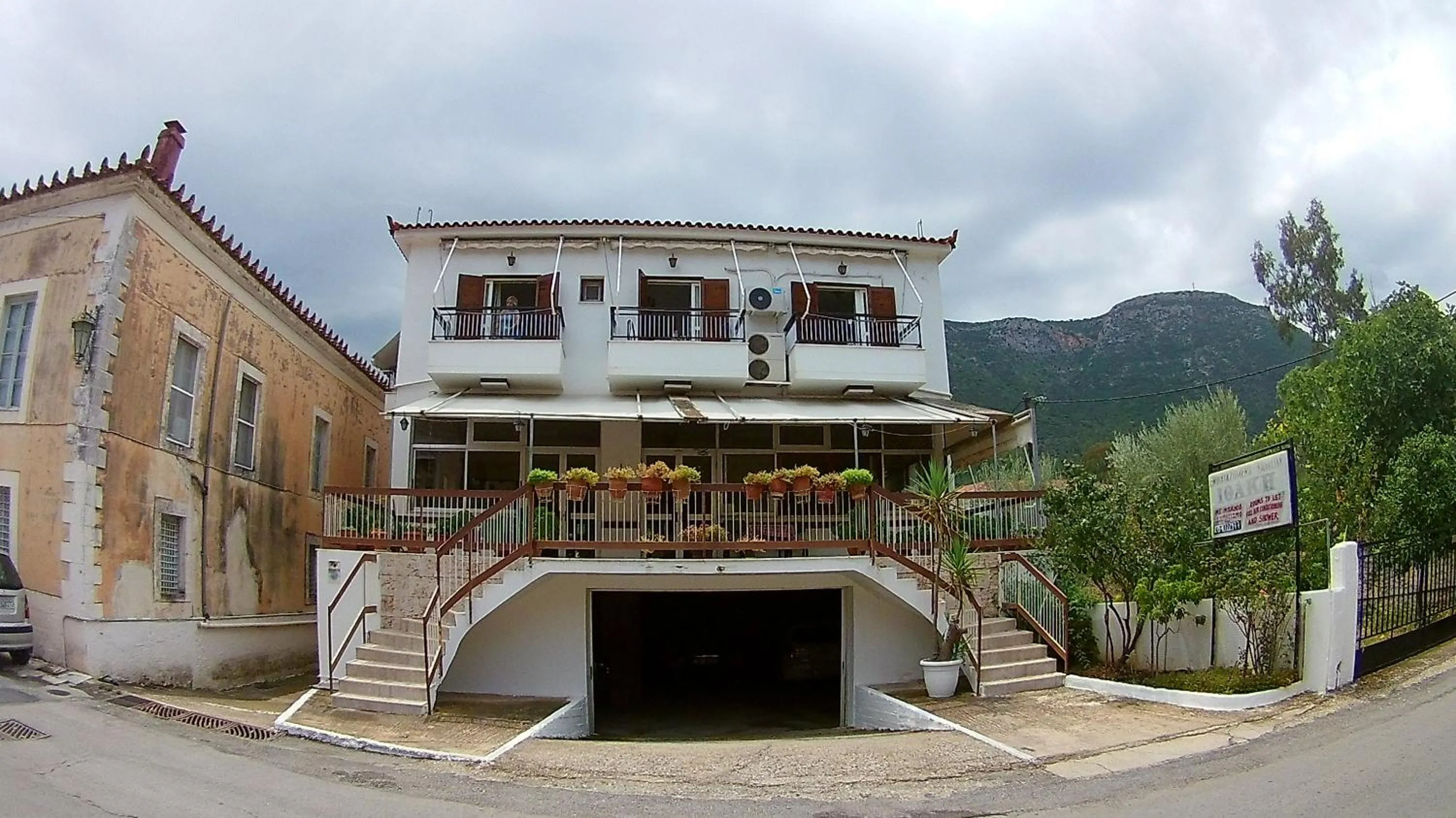 Property building in Leonidio Rocks
