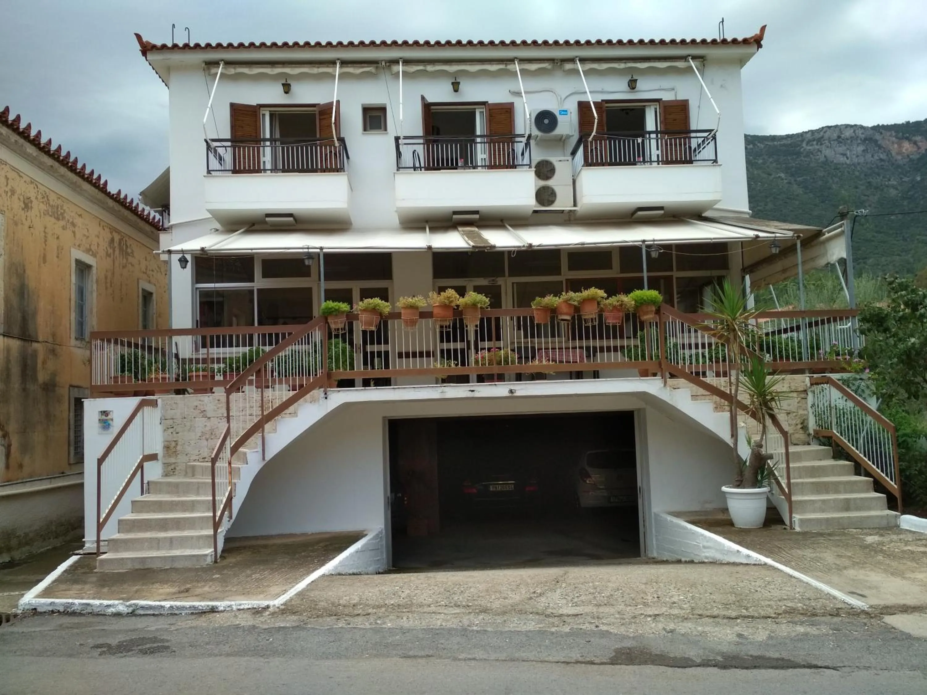 Property building in Leonidio Rocks