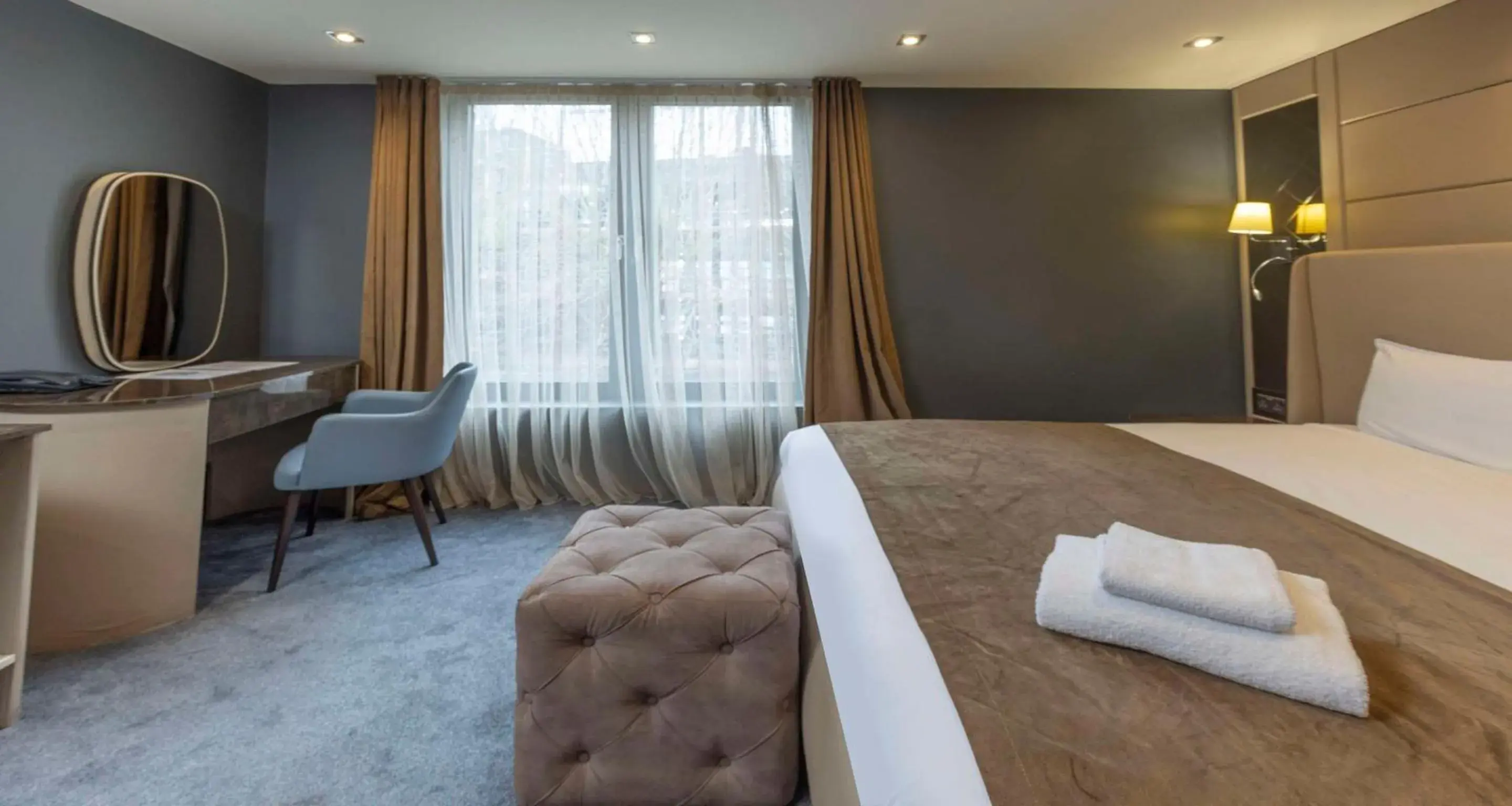 Bedroom, Bed in Putney Hotel Bedroom, Bed in Putney Hotel