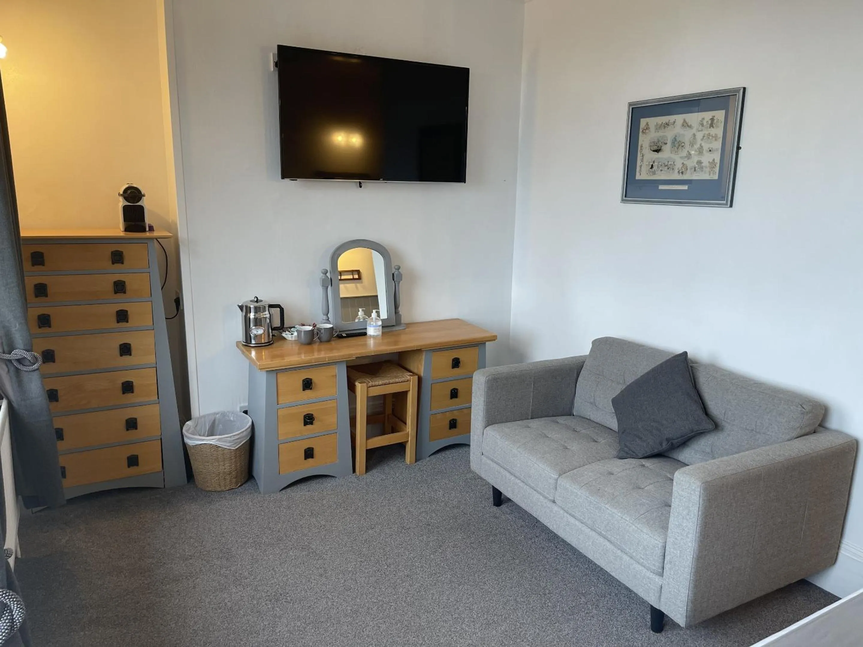 Bedroom in The Wight Mouse Inn