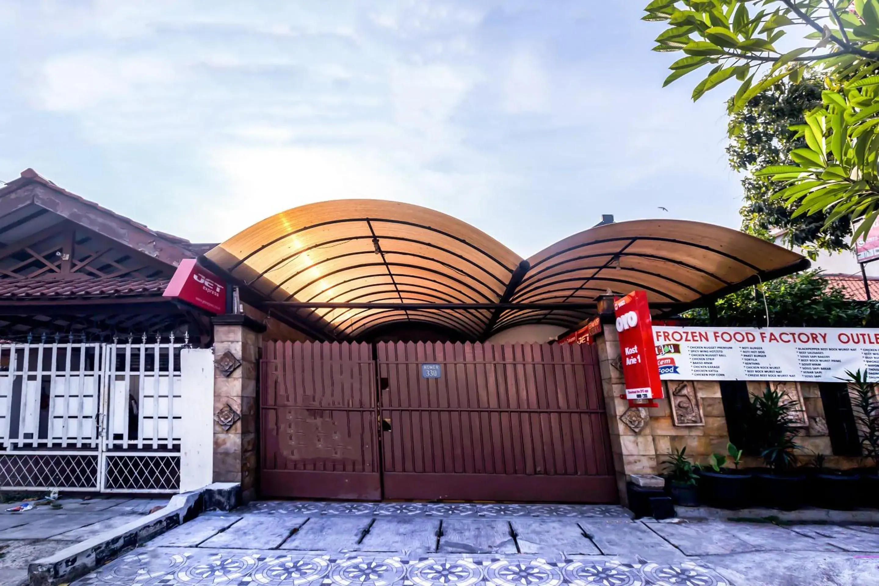 Facade/entrance in Hotel O Kost Arie 1 Facade/entrance in Hotel O Kost Arie 1