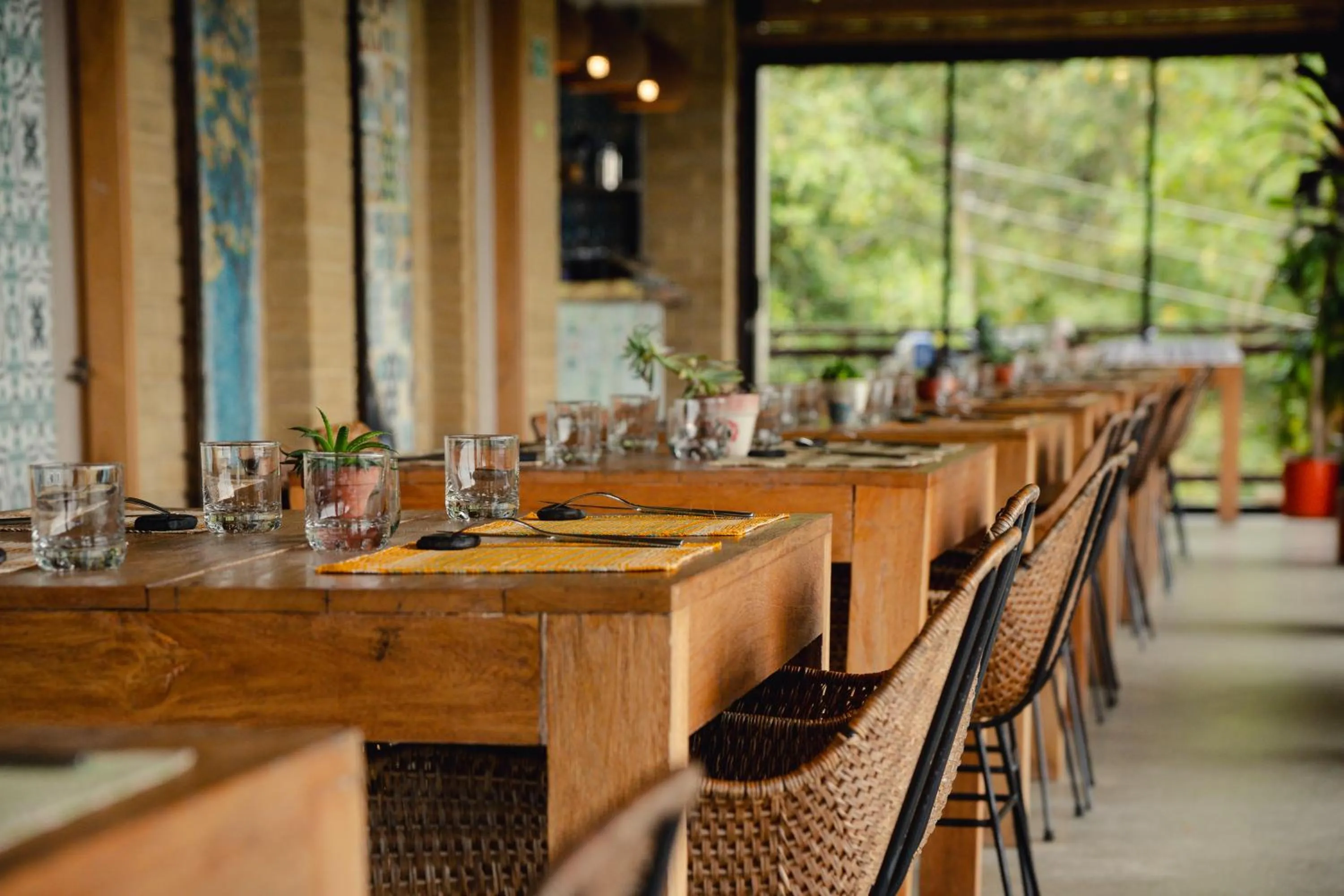 Restaurant/places to eat in Cannúa Lodge Hotel