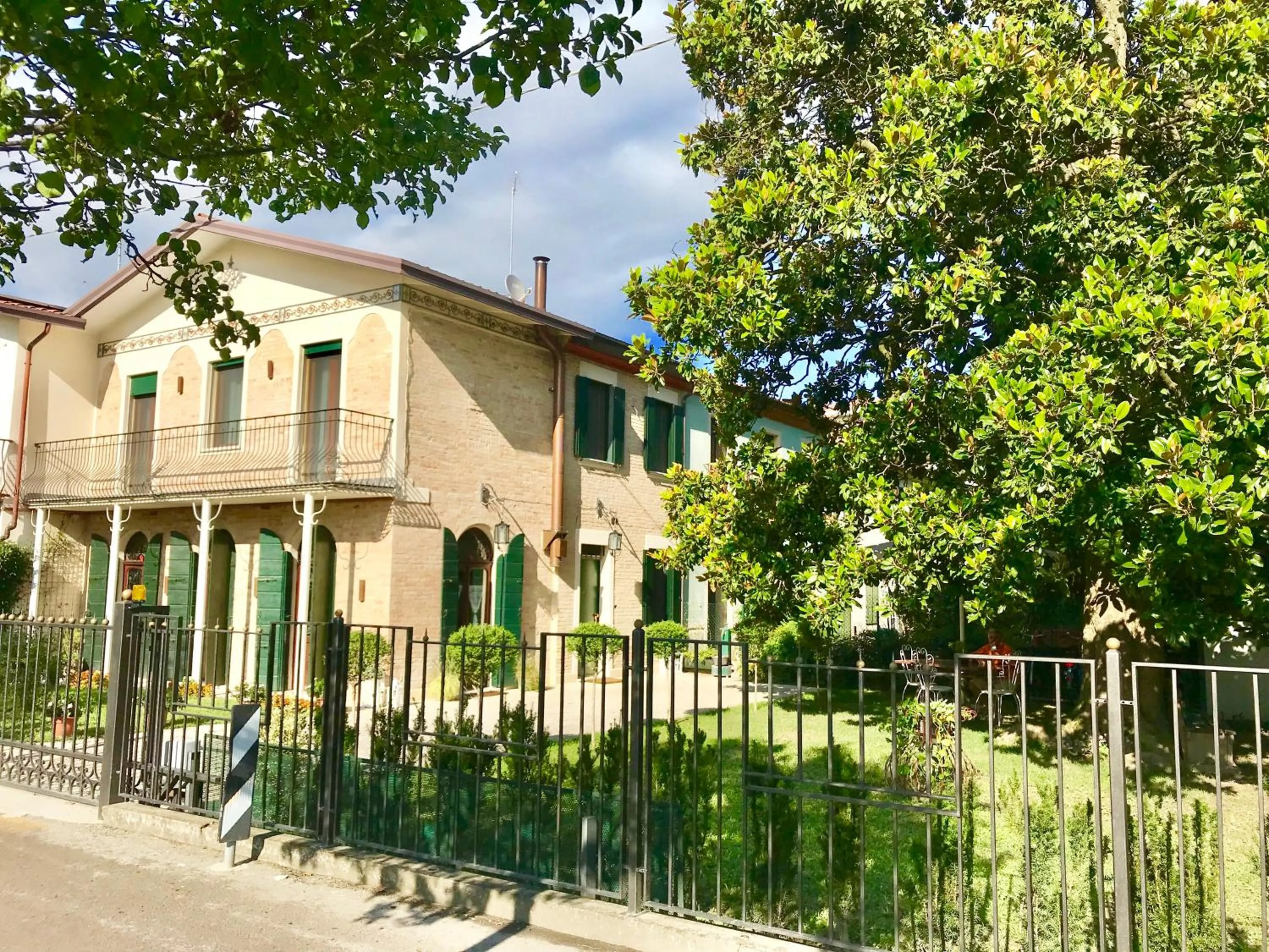 Facade/entrance in Maison Elena