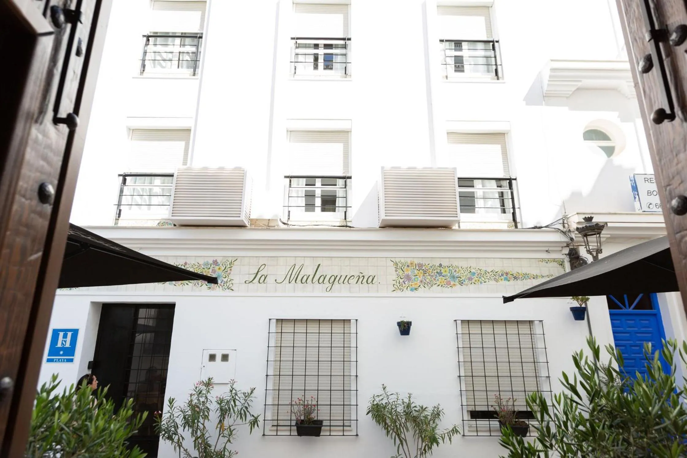 Facade/entrance in La Malagueña by Croma