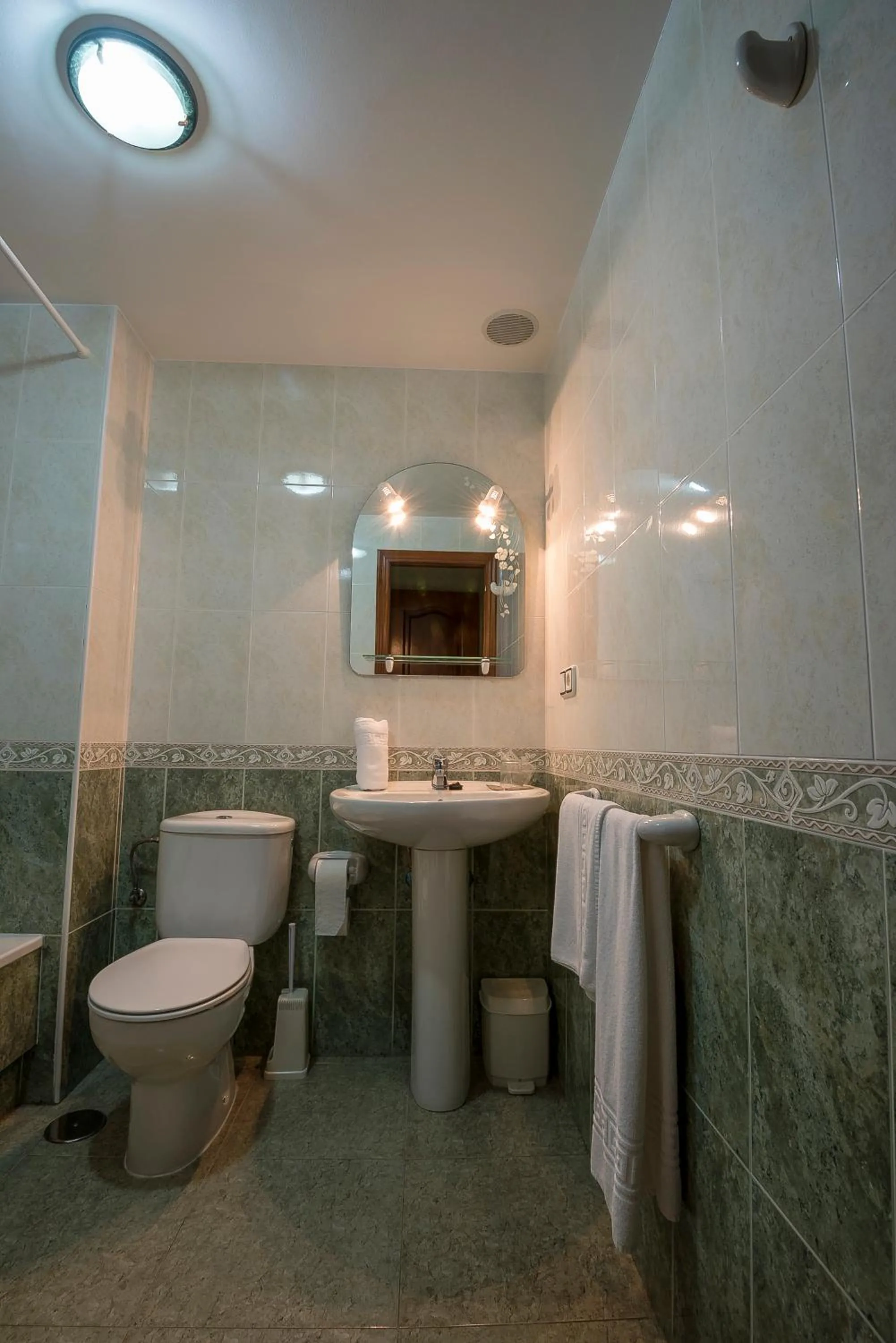 Bathroom in Hostal O Camouco