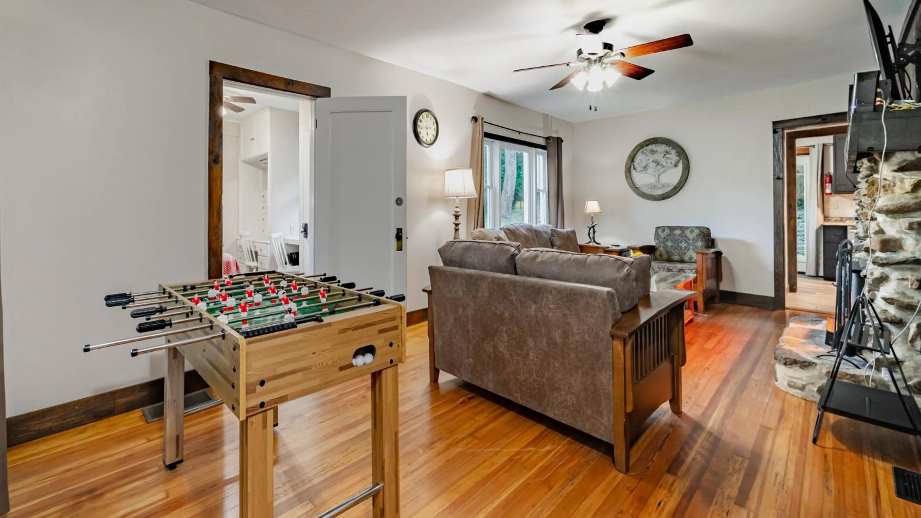 Foster's Homestead Cottage in Log Cabin Motor Court