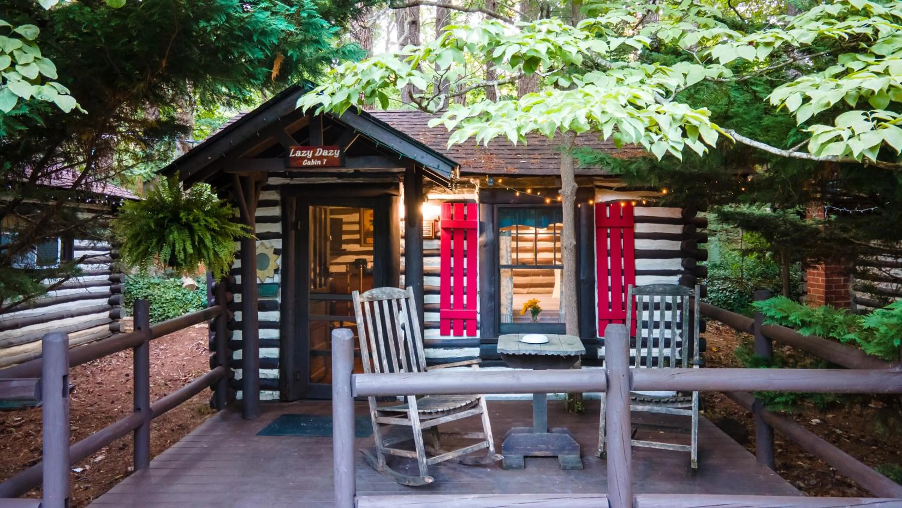 Lazy Dazy Cabin in Log Cabin Motor Court