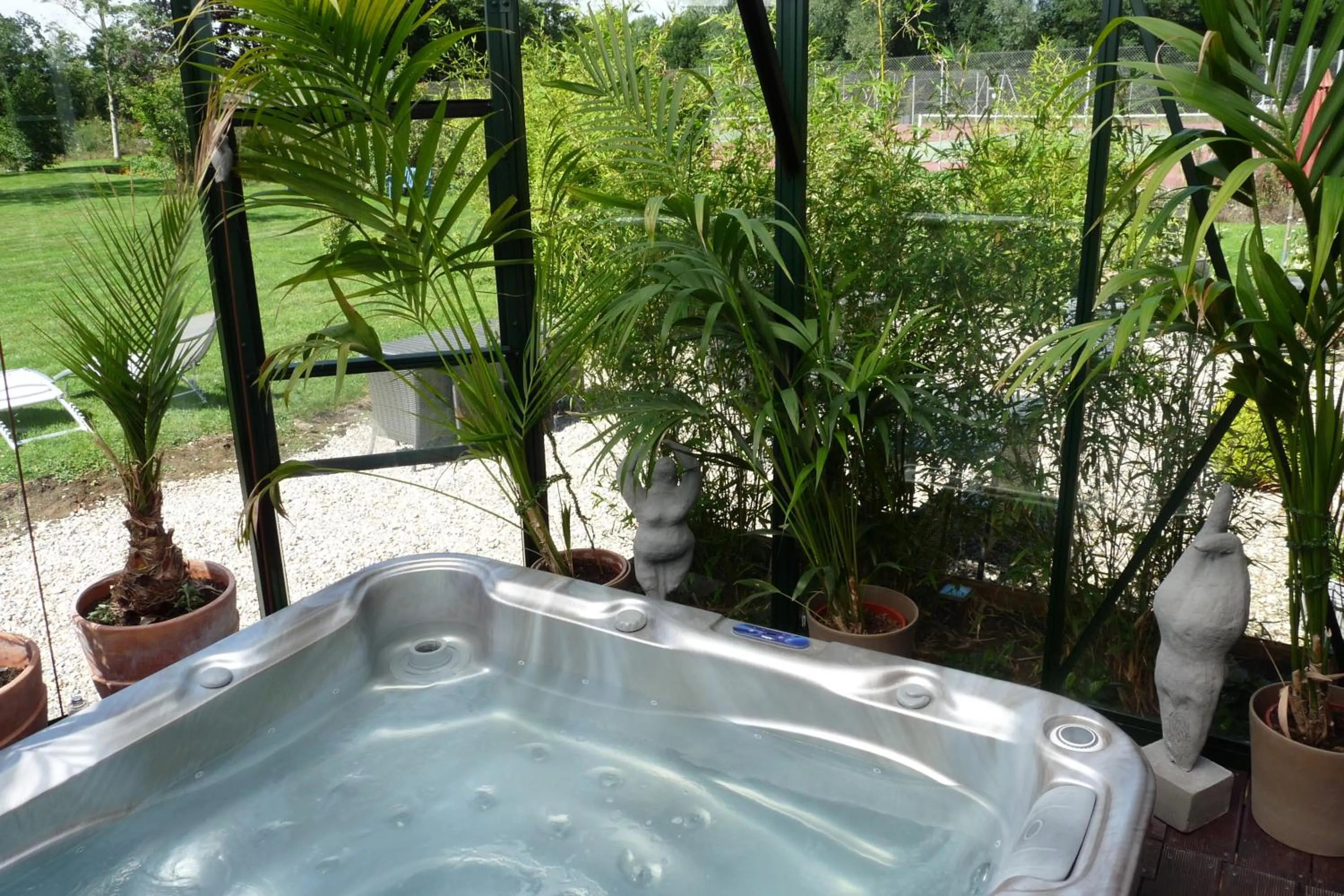 Hot Tub in Chambres d'Hôtes & SPA Le Chat Chez Qui j'Habite