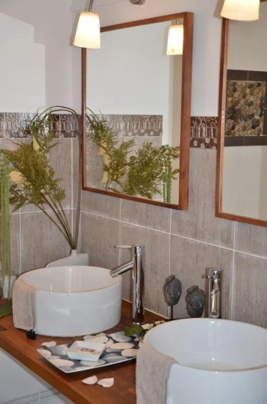 Bathroom in Chambres d'Hôtes & SPA Le Chat Chez Qui j'Habite