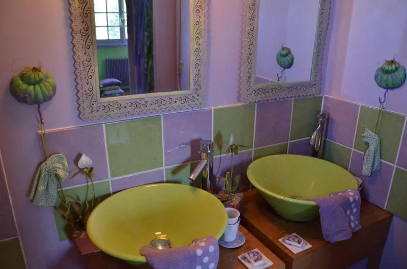 Bathroom in Chambres d'Hôtes & SPA Le Chat Chez Qui j'Habite