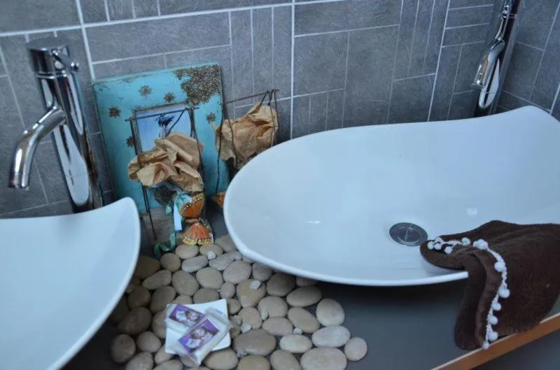 Bathroom in Chambres d'Hôtes & SPA Le Chat Chez Qui j'Habite