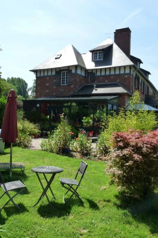 Garden view in Chambres d'Hôtes & SPA Le Chat Chez Qui j'Habite