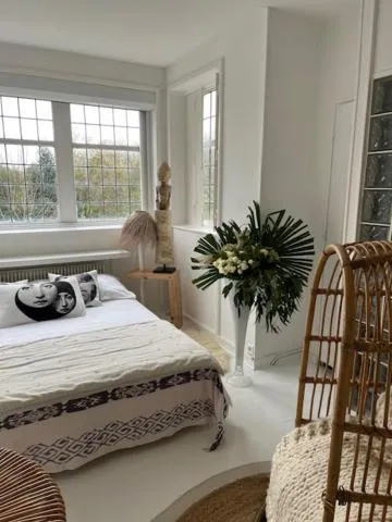 Bedroom, Bed in Chambres d'Hôtes & SPA Le Chat Chez Qui j'Habite