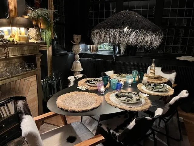 Dining area in Chambres d'Hôtes & SPA Le Chat Chez Qui j'Habite