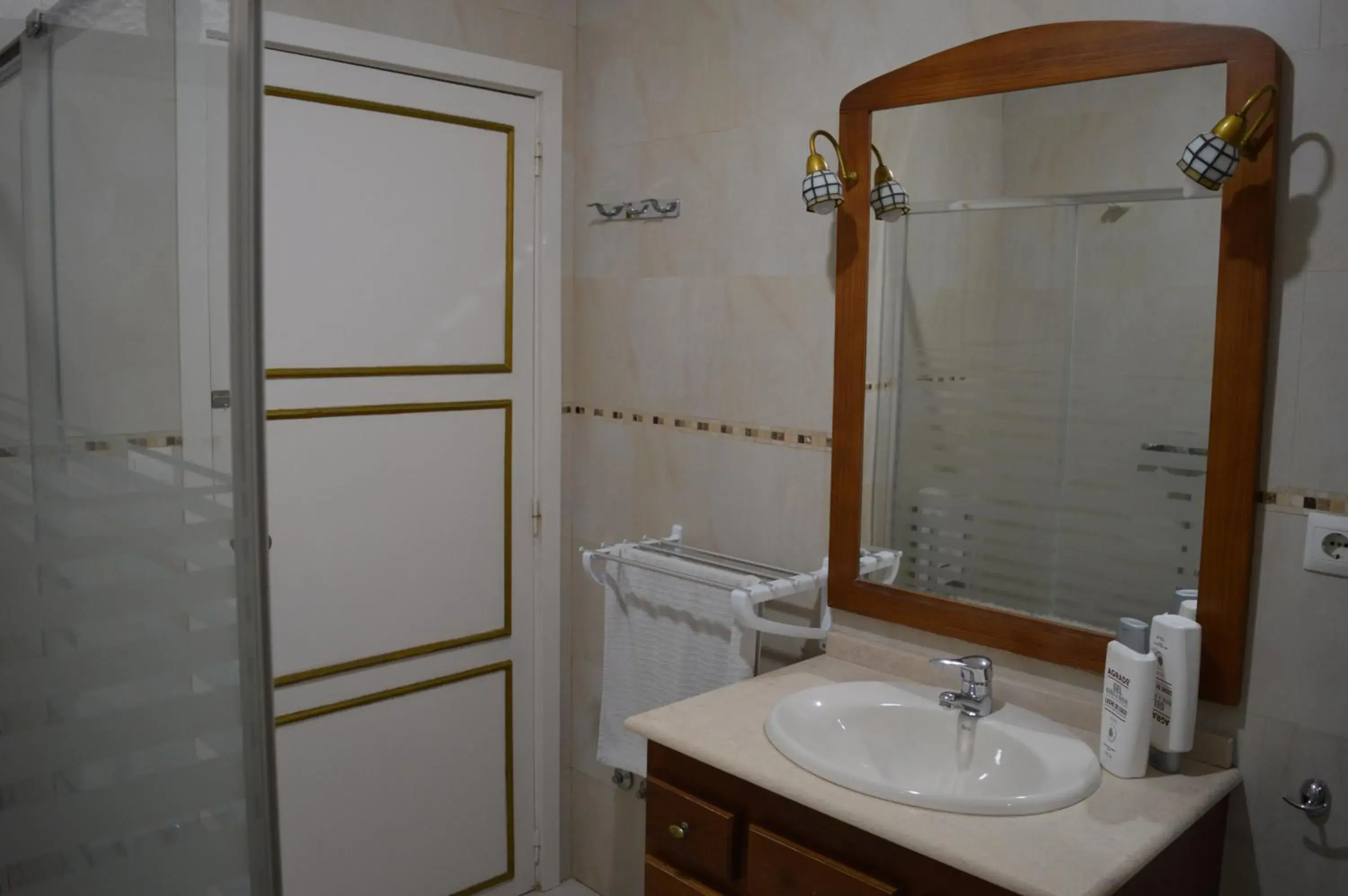 Single Budget Room with Shared Bathroom in Casa Duende del Tajo Single Budget Room with Shared Bathroom in Casa Duende del Tajo