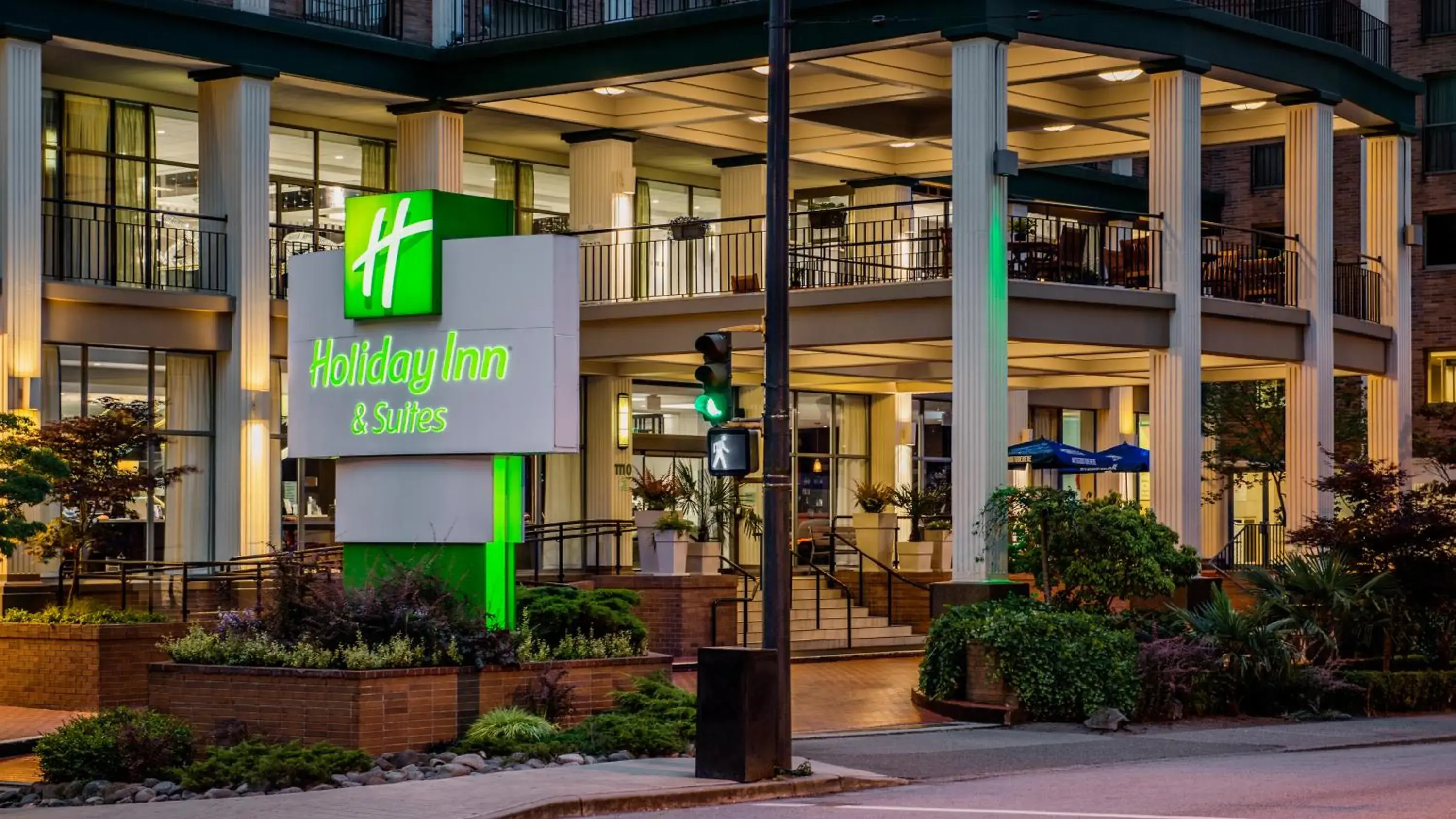 Property building in Holiday Inn & Suites Vancouver Downtown by IHG Property building in Holiday Inn & Suites Vancouver Downtown by IHG