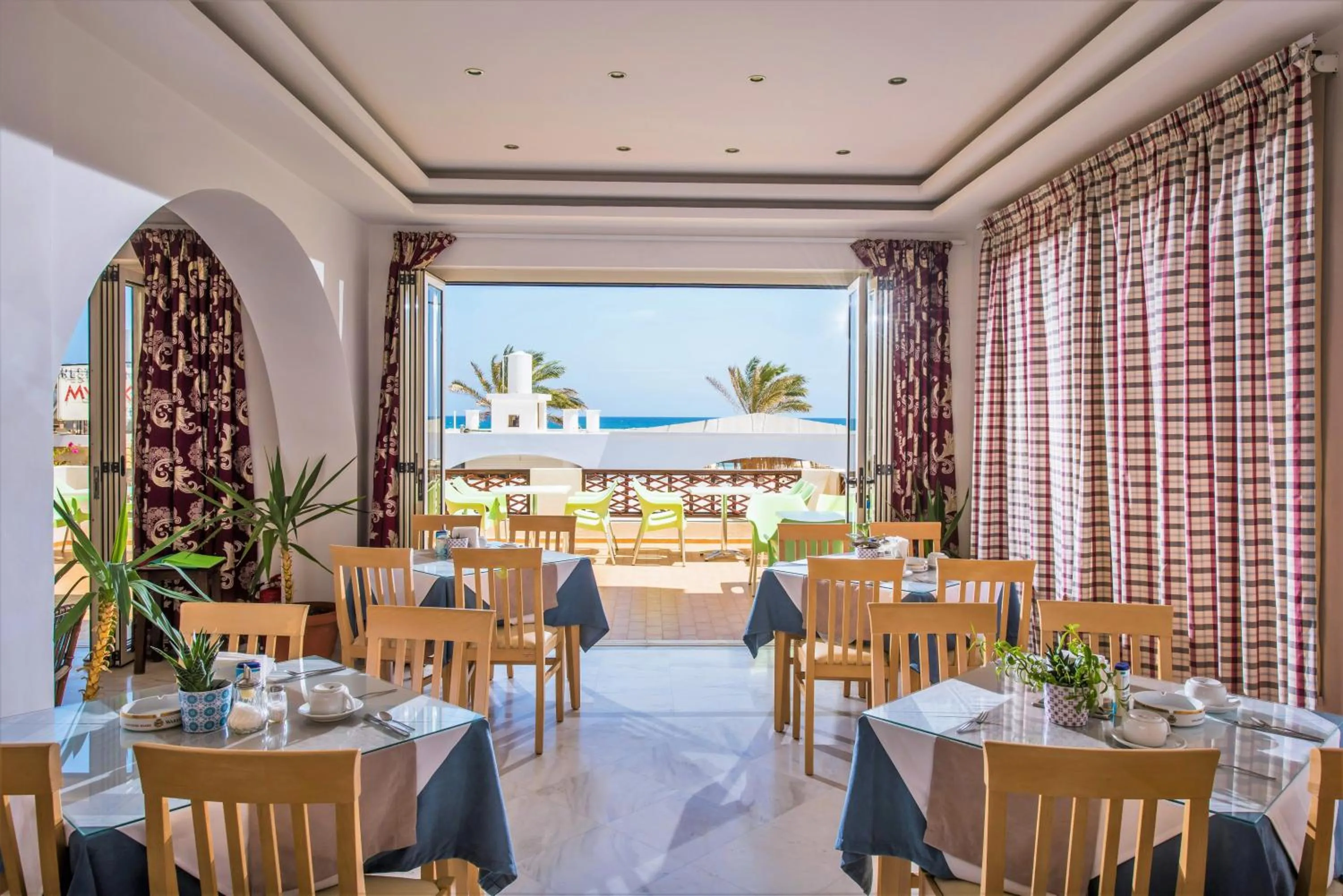 Restaurant/places to eat in Smaragdine Beach Hotel