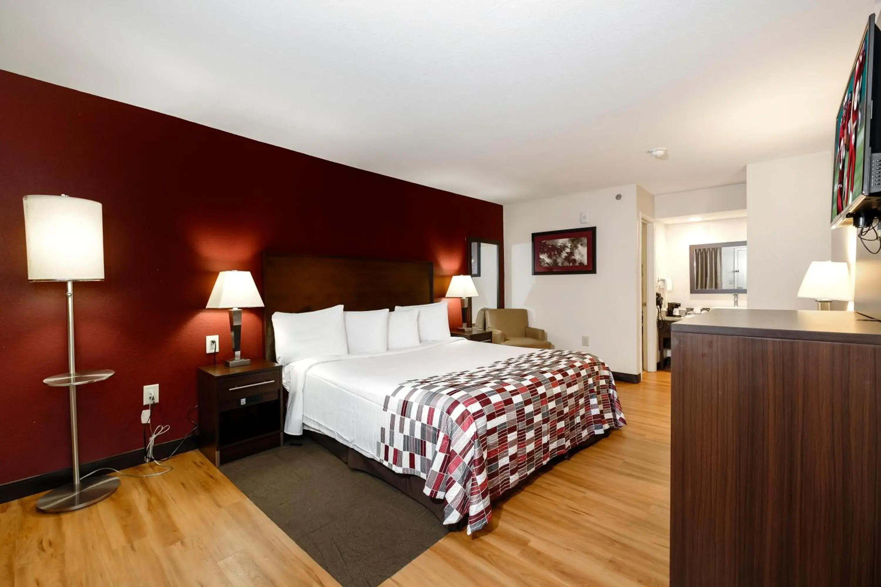 Superior King Room Smoke Free in Red Roof Inn Helen Superior King Room Smoke Free in Red Roof Inn Helen