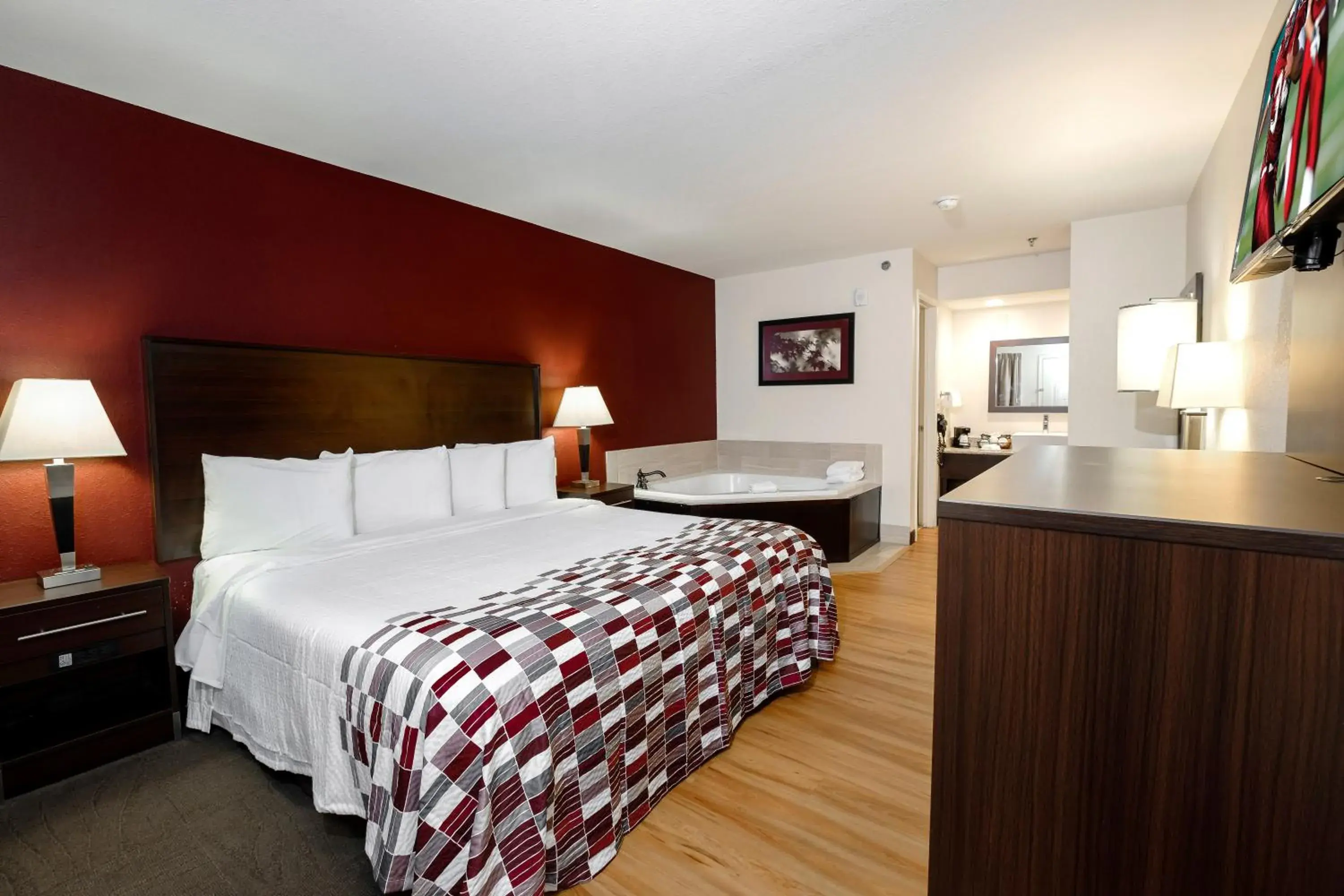 Superior King Room with Jetted Tub Smoke Free in Red Roof Inn Helen Superior King Room with Jetted Tub Smoke Free in Red Roof Inn Helen