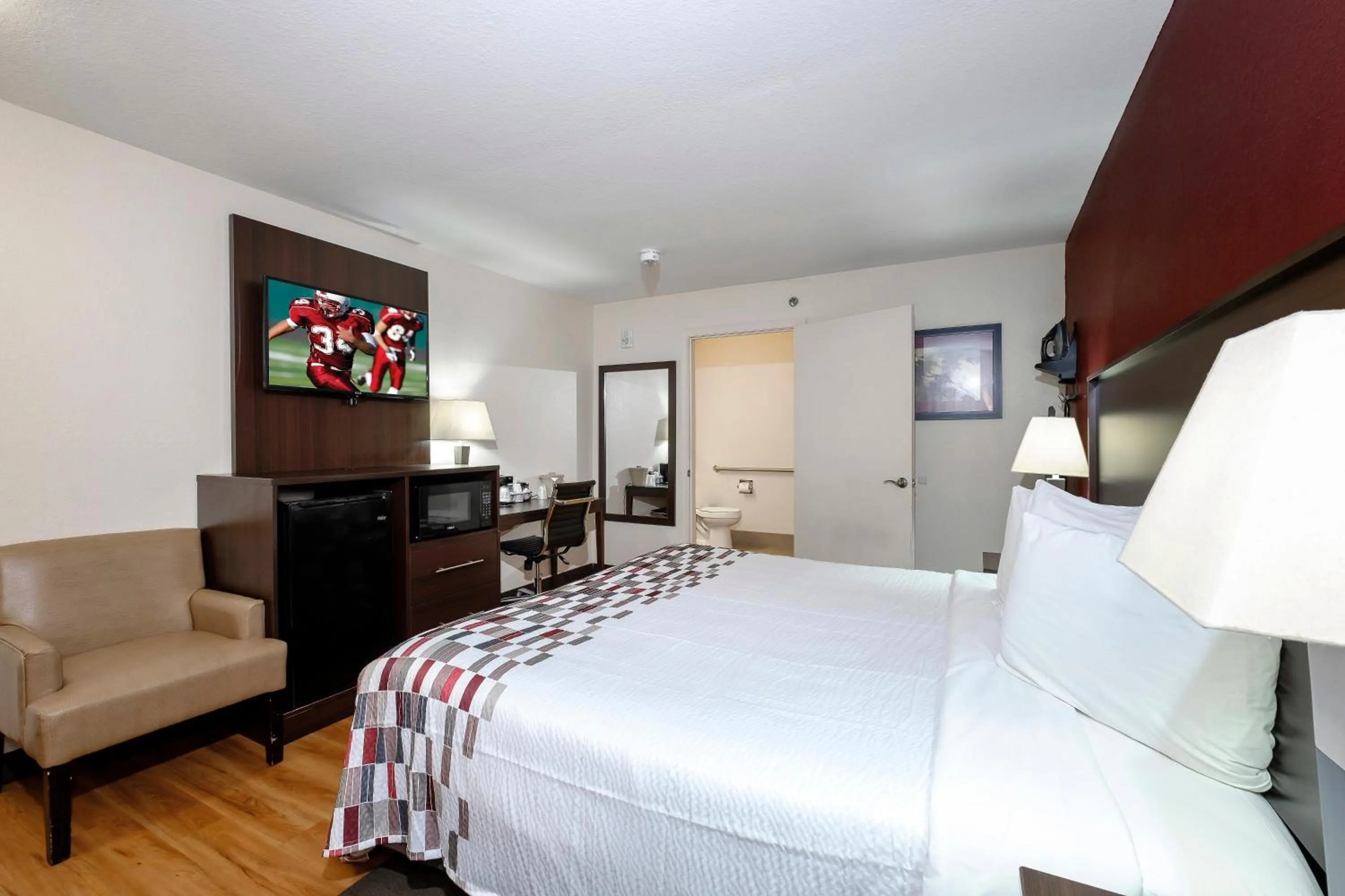 Photo of the whole room, Bed in Red Roof Inn Helen