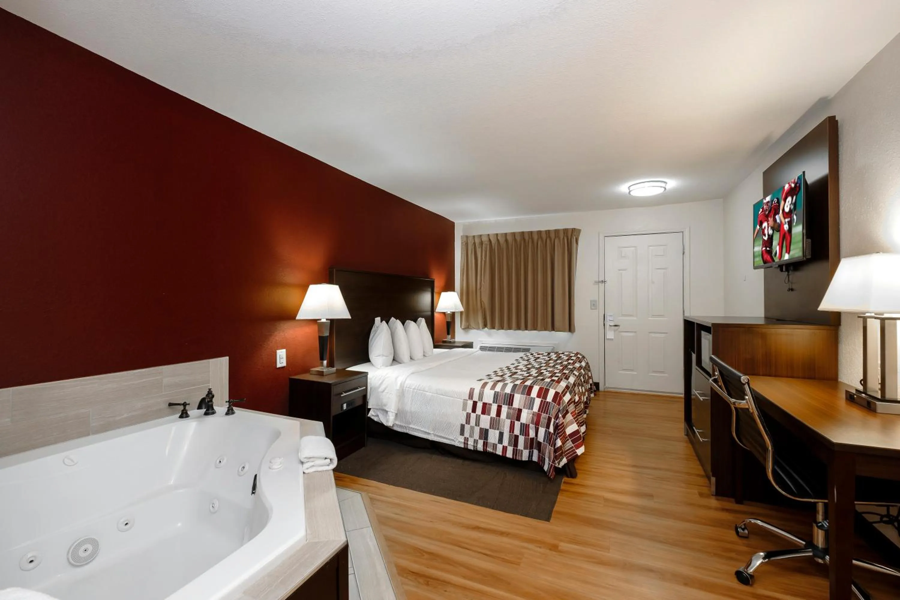 Photo of the whole room, Bed in Red Roof Inn Helen