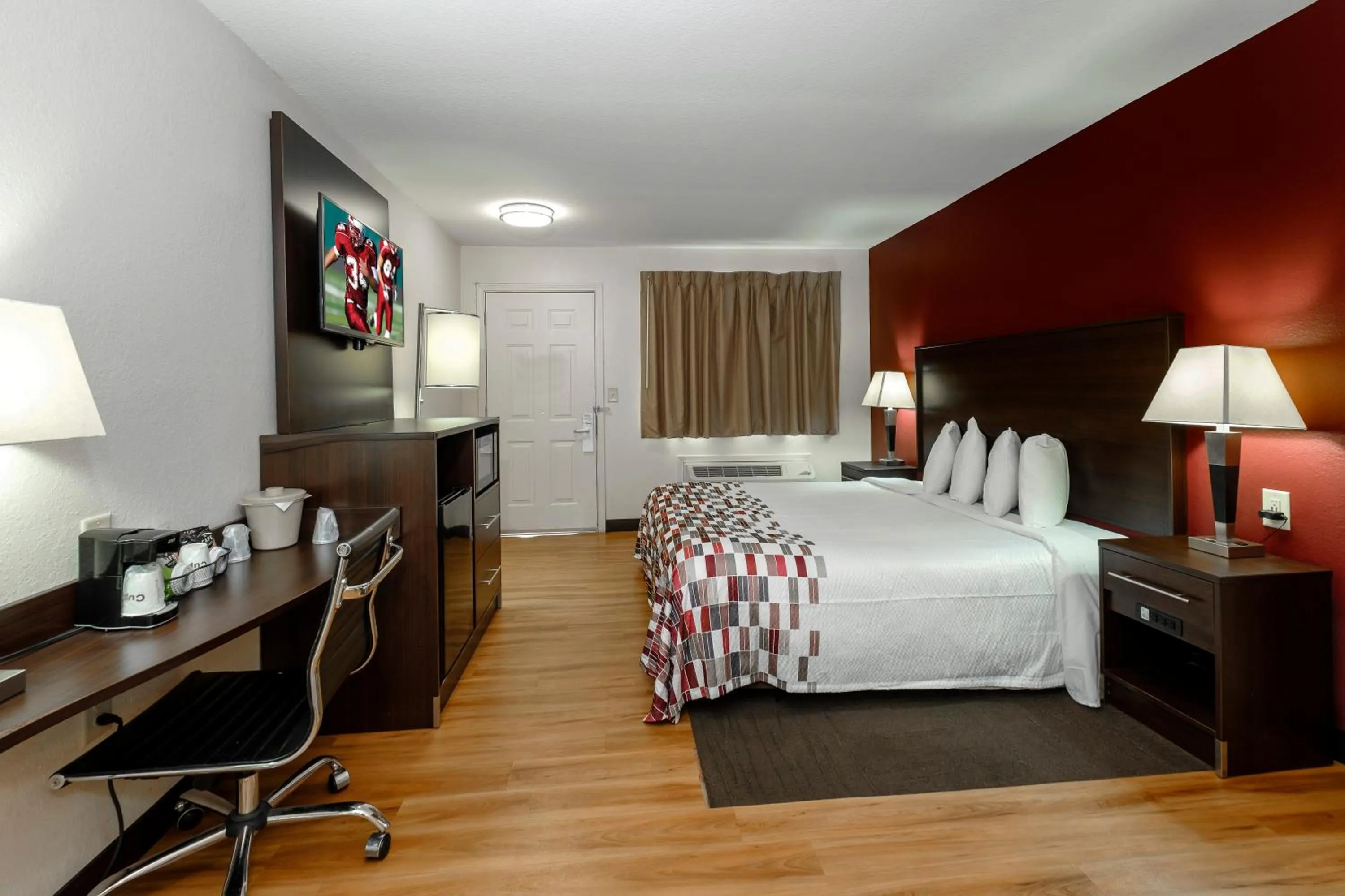 Photo of the whole room, Bed in Red Roof Inn Helen